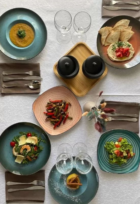 Restaurant/places to eat in Olympic Hotel