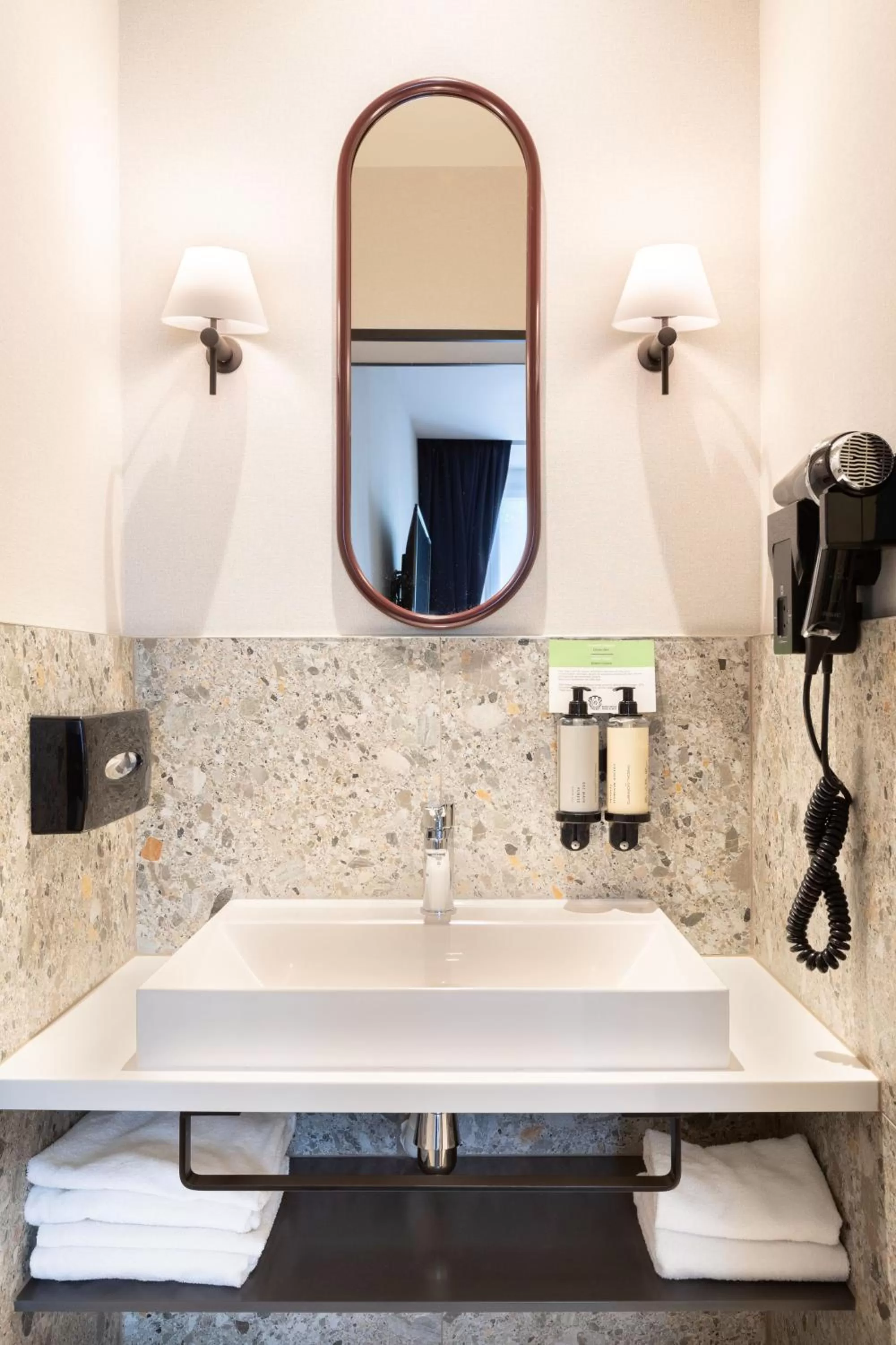 Bathroom in Hôtel Prince Albert Gare de Lyon