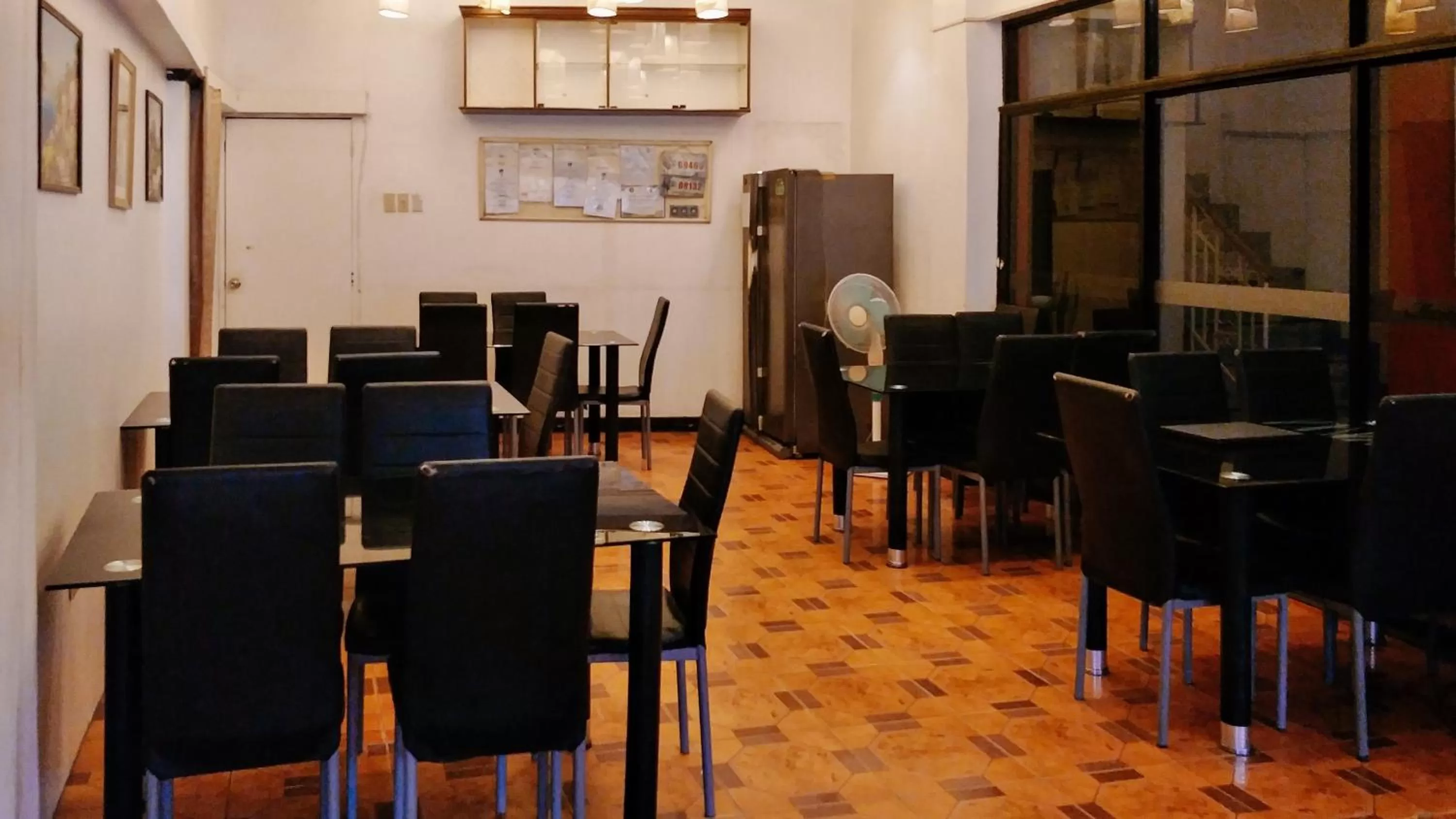 Restaurant/places to eat in RedDoorz near Maribago Barangay Hall