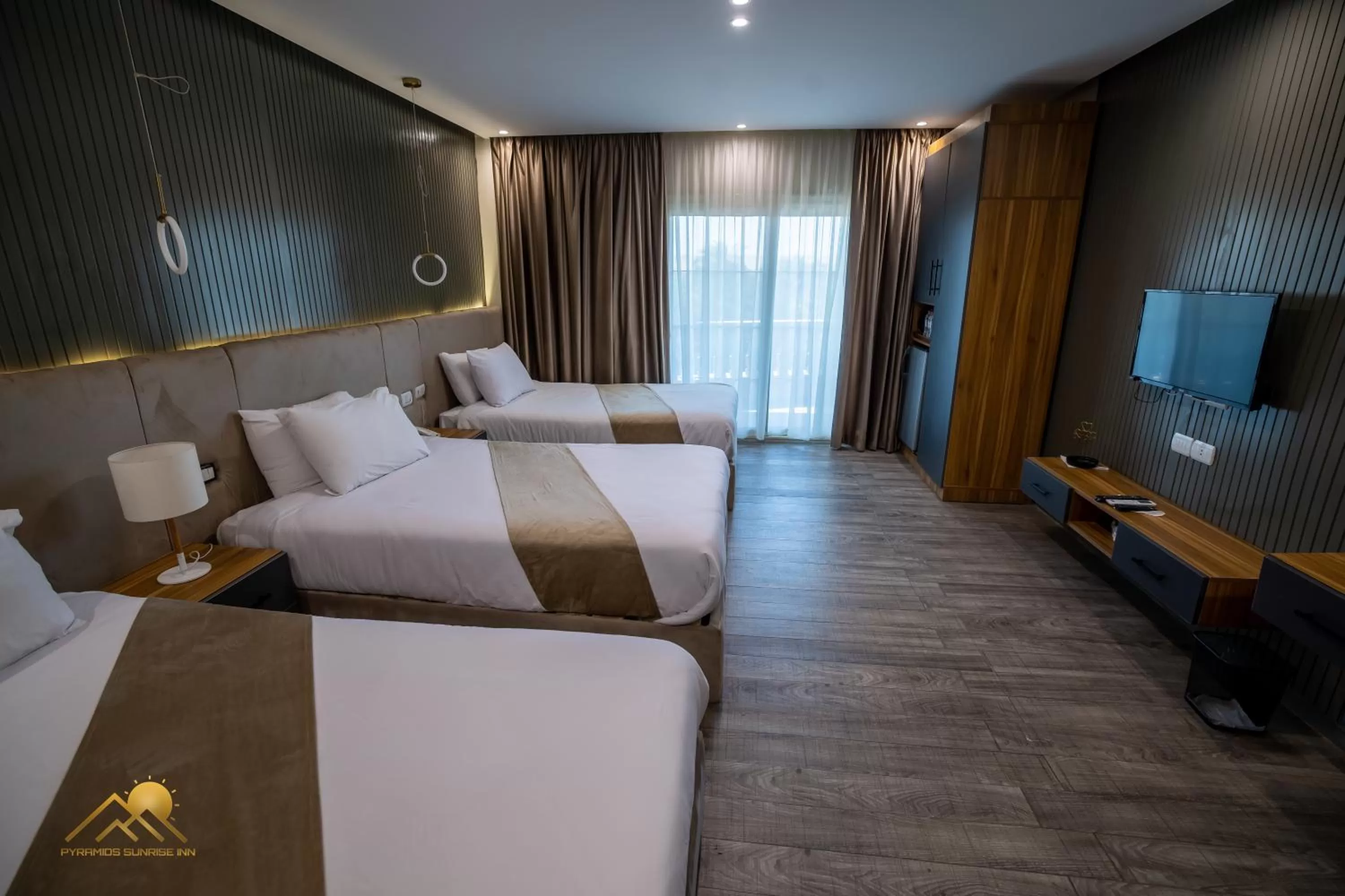 Communal lounge/ TV room, Bed in Pyramids sunrise inn