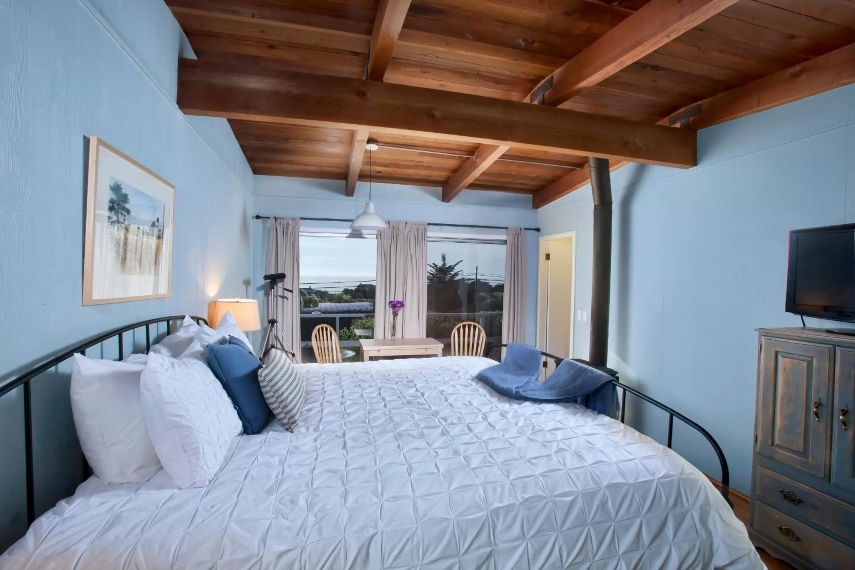 TV and multimedia, Bed in Inn at Schoolhouse Creek