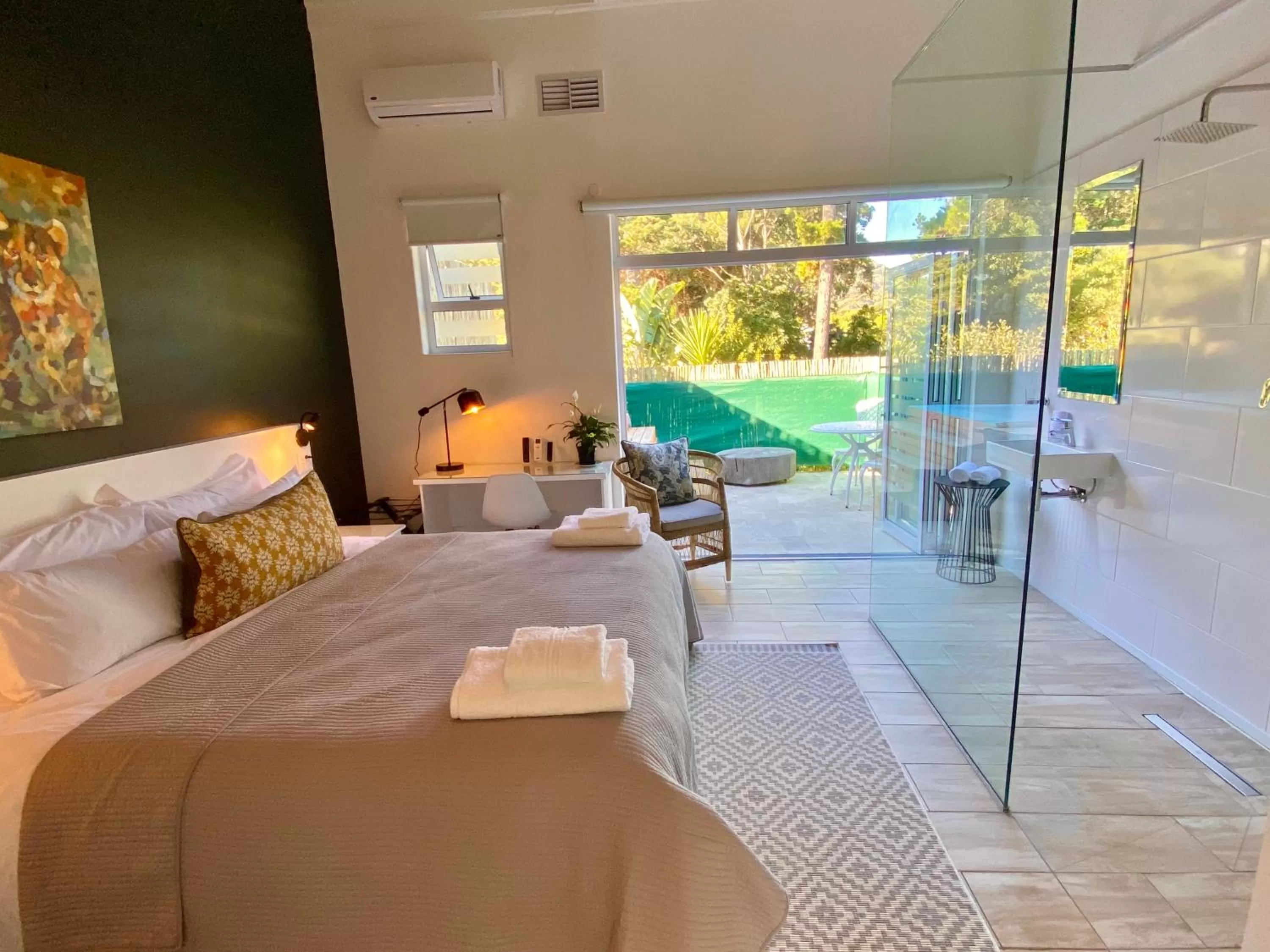 Shower, Bed in Vida Nova Retreat