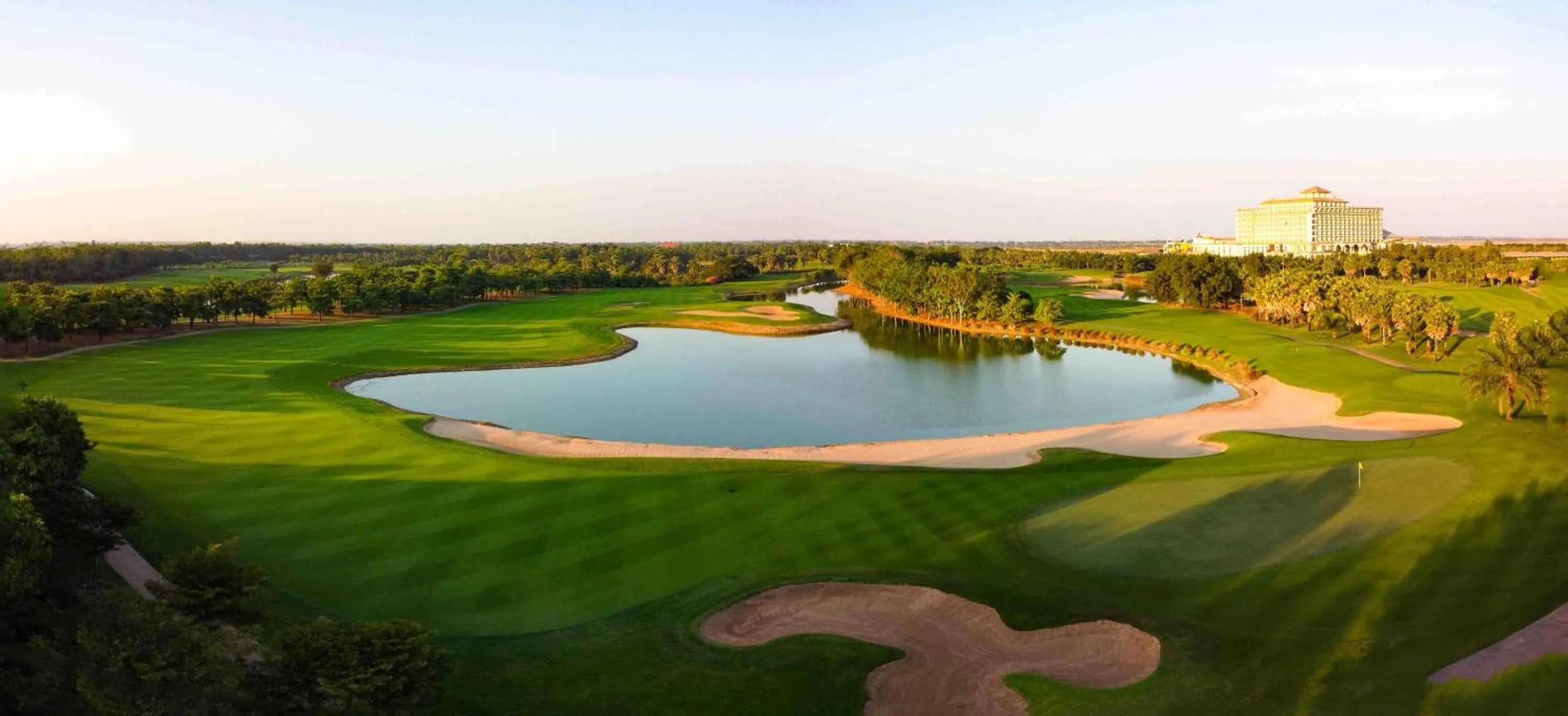 Golfcourse, Swimming Pool in Garden City Hotel