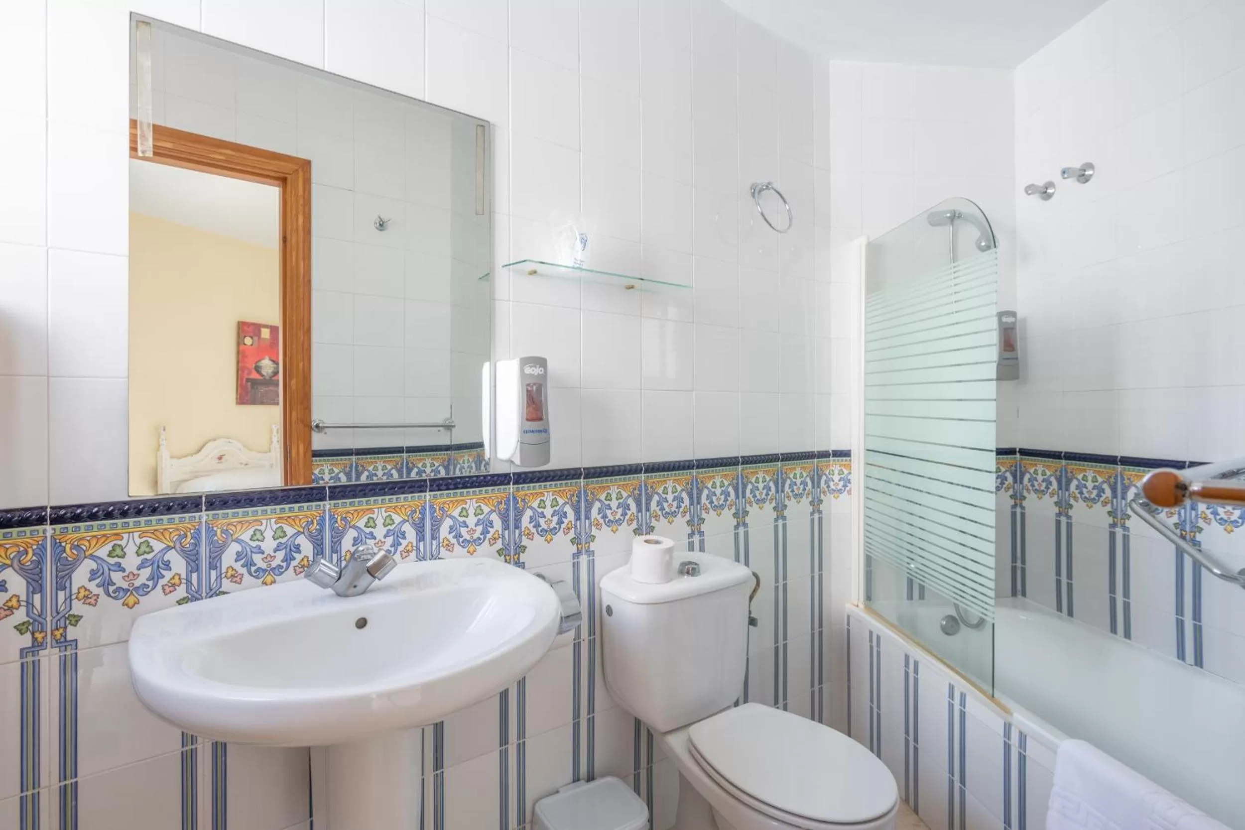 Bathroom in Apartahotel Playamaro by Dorobe