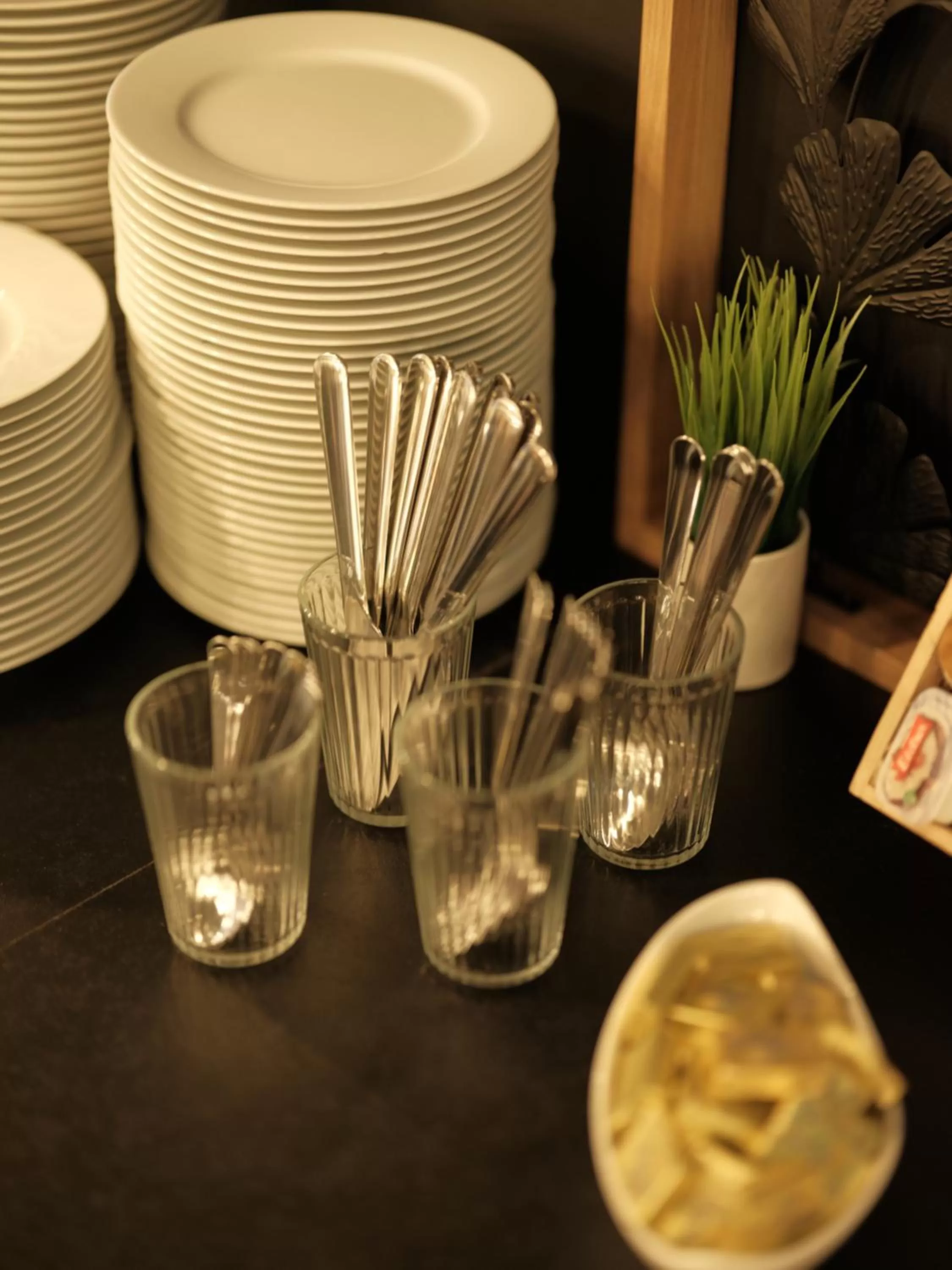 Food and drinks in THE ROOMS - Hotel & House