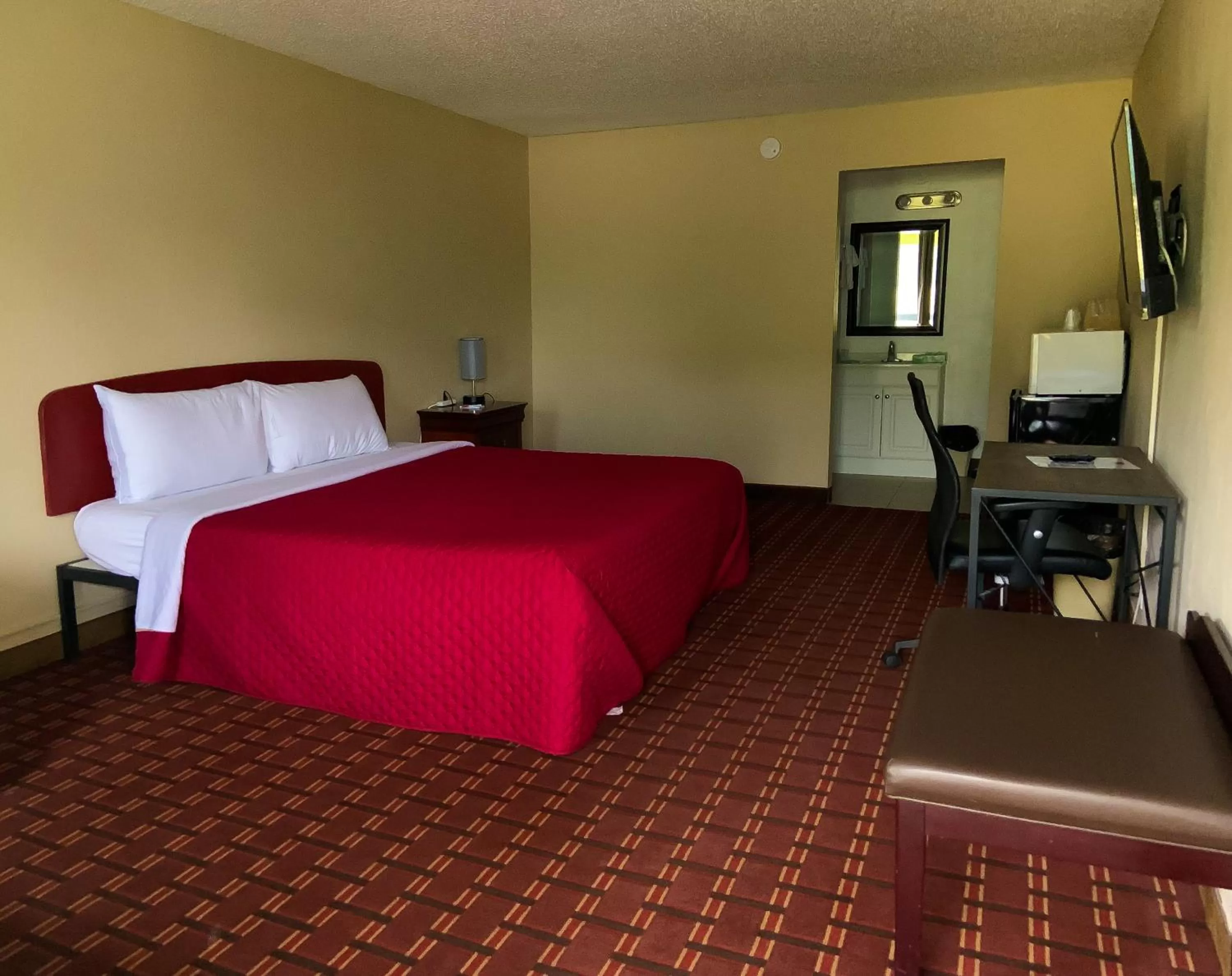 Bed in Red Carpet Inn Kinston