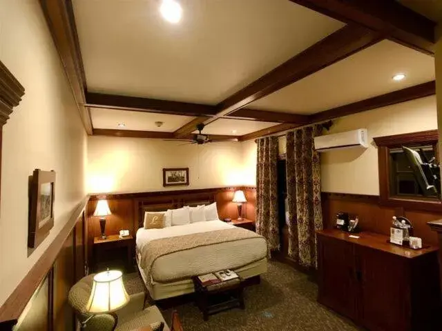 King Room in The Lodge at Cloudcroft King Room in The Lodge at Cloudcroft