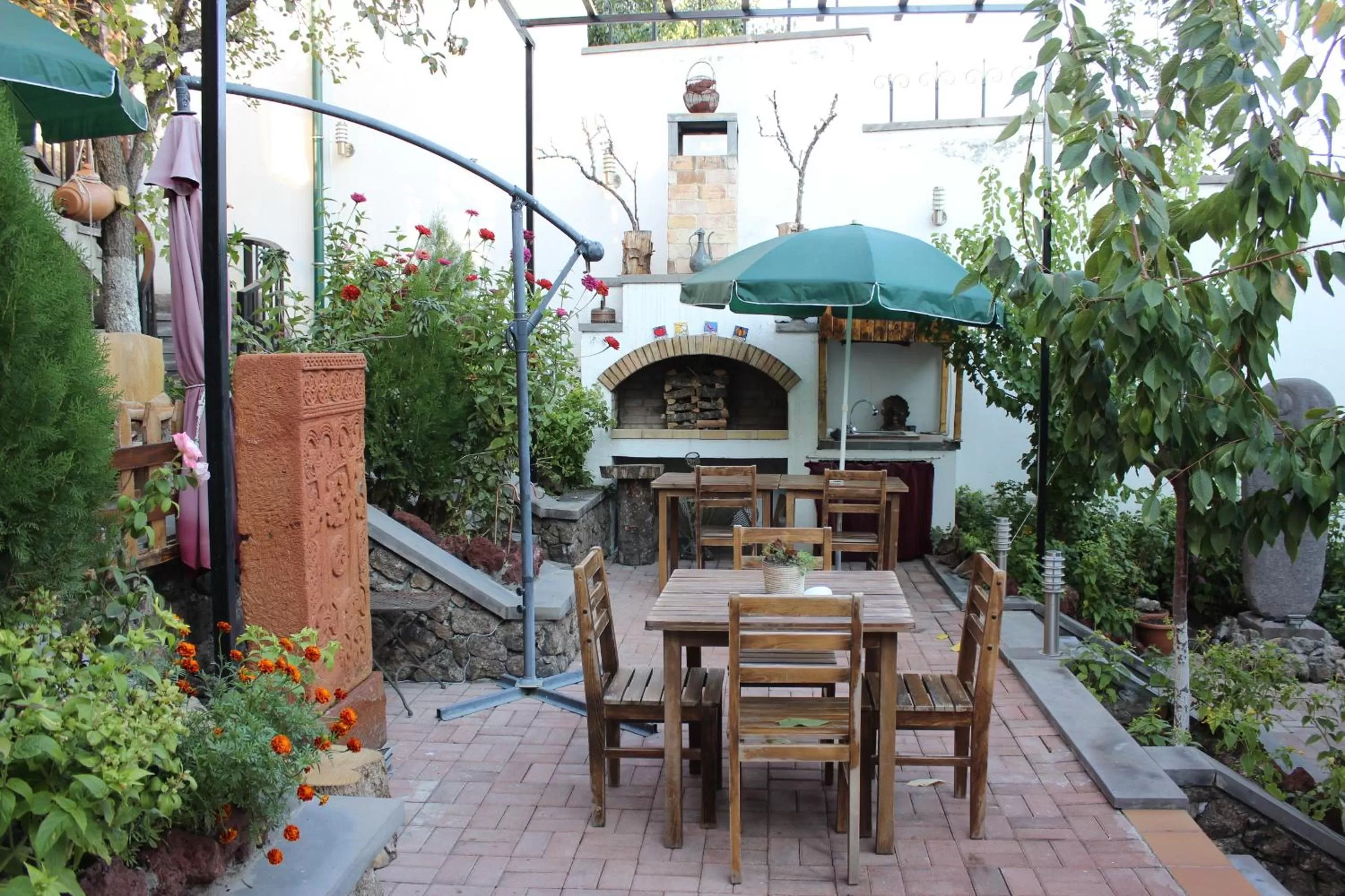 Restaurant/places to eat in Silk Road Hotel