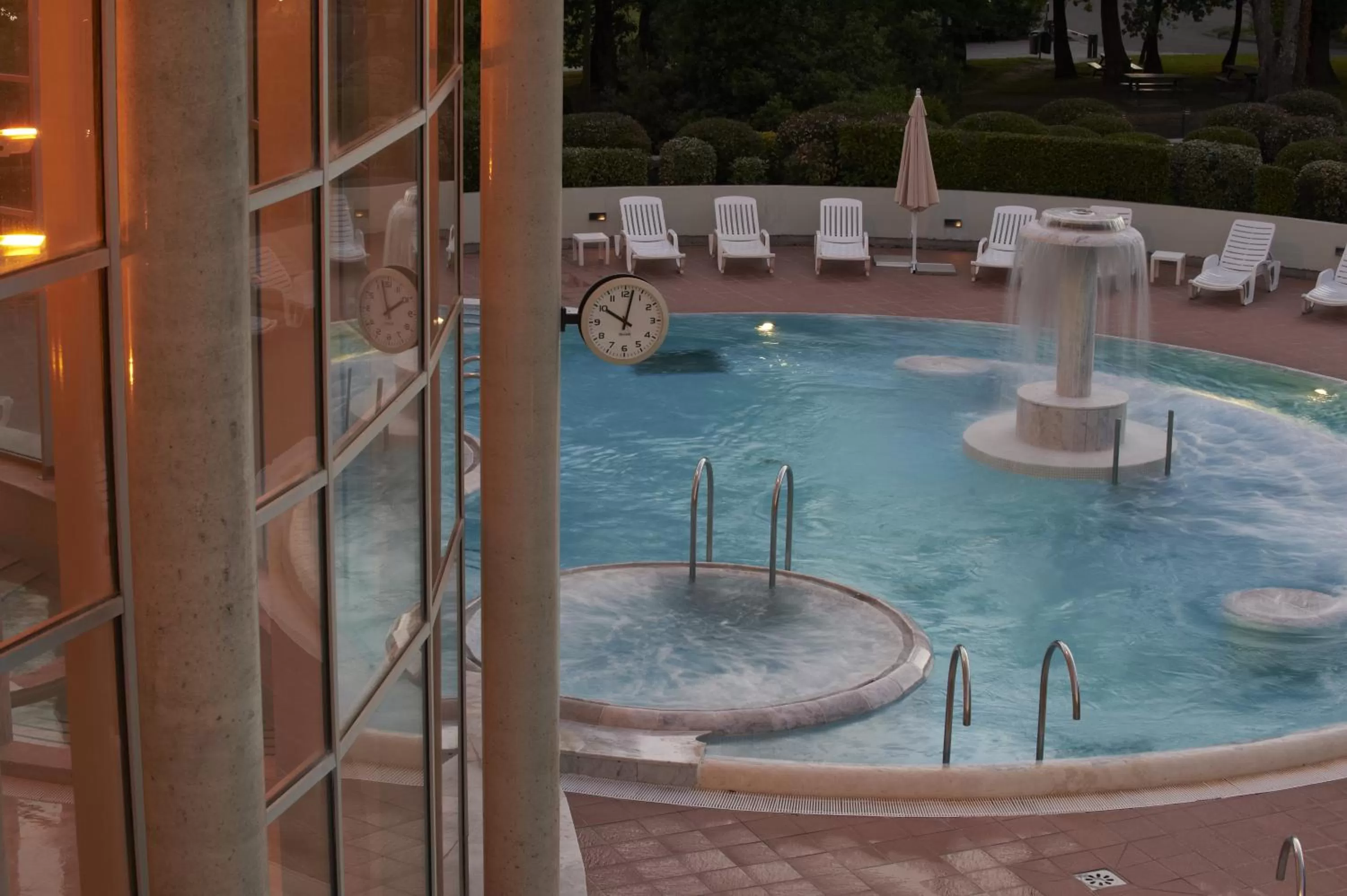 Swimming pool in Best Western Hotel Sourcéo