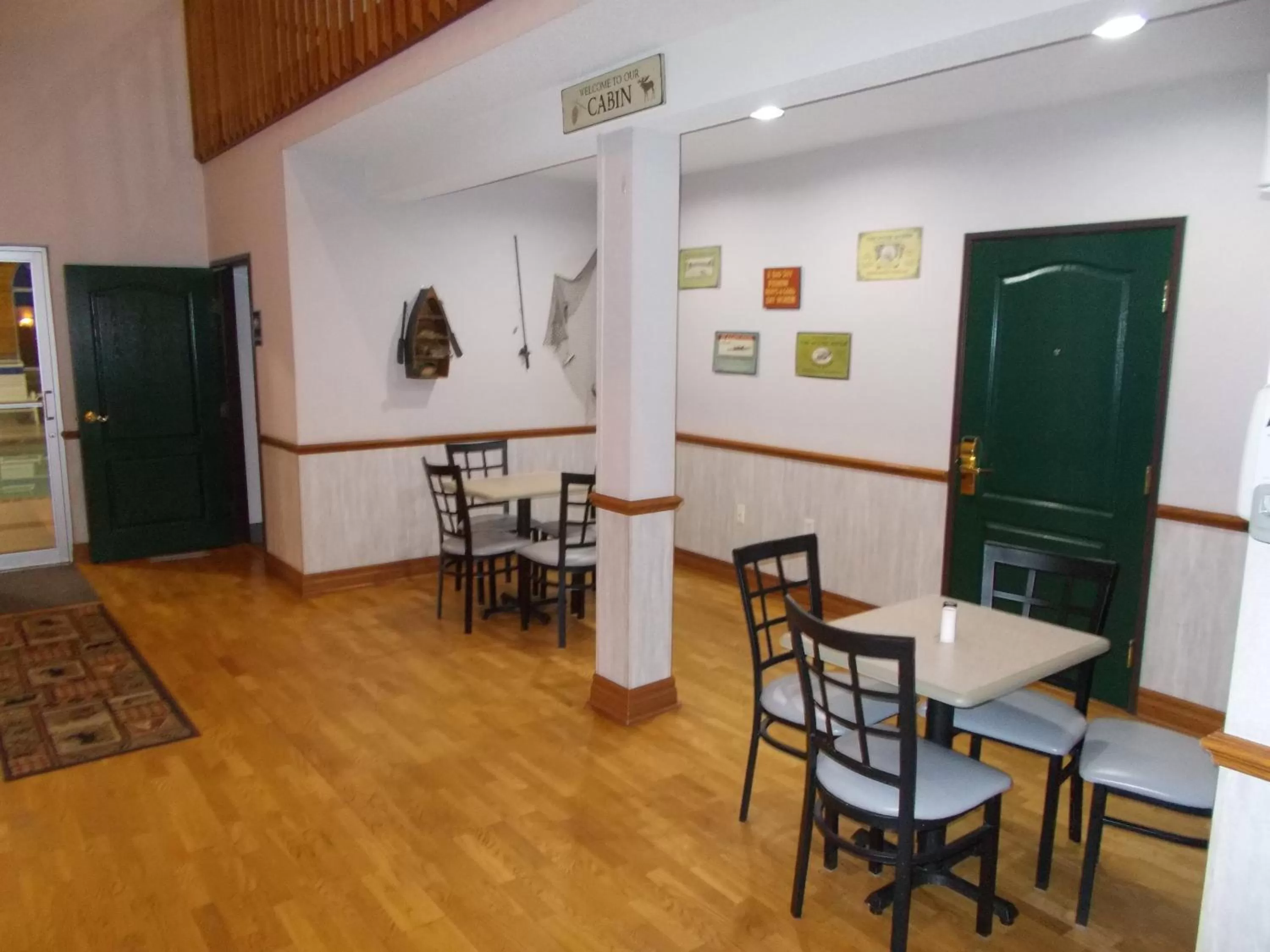 Seating area in Northwoods Best Inn - Chetek