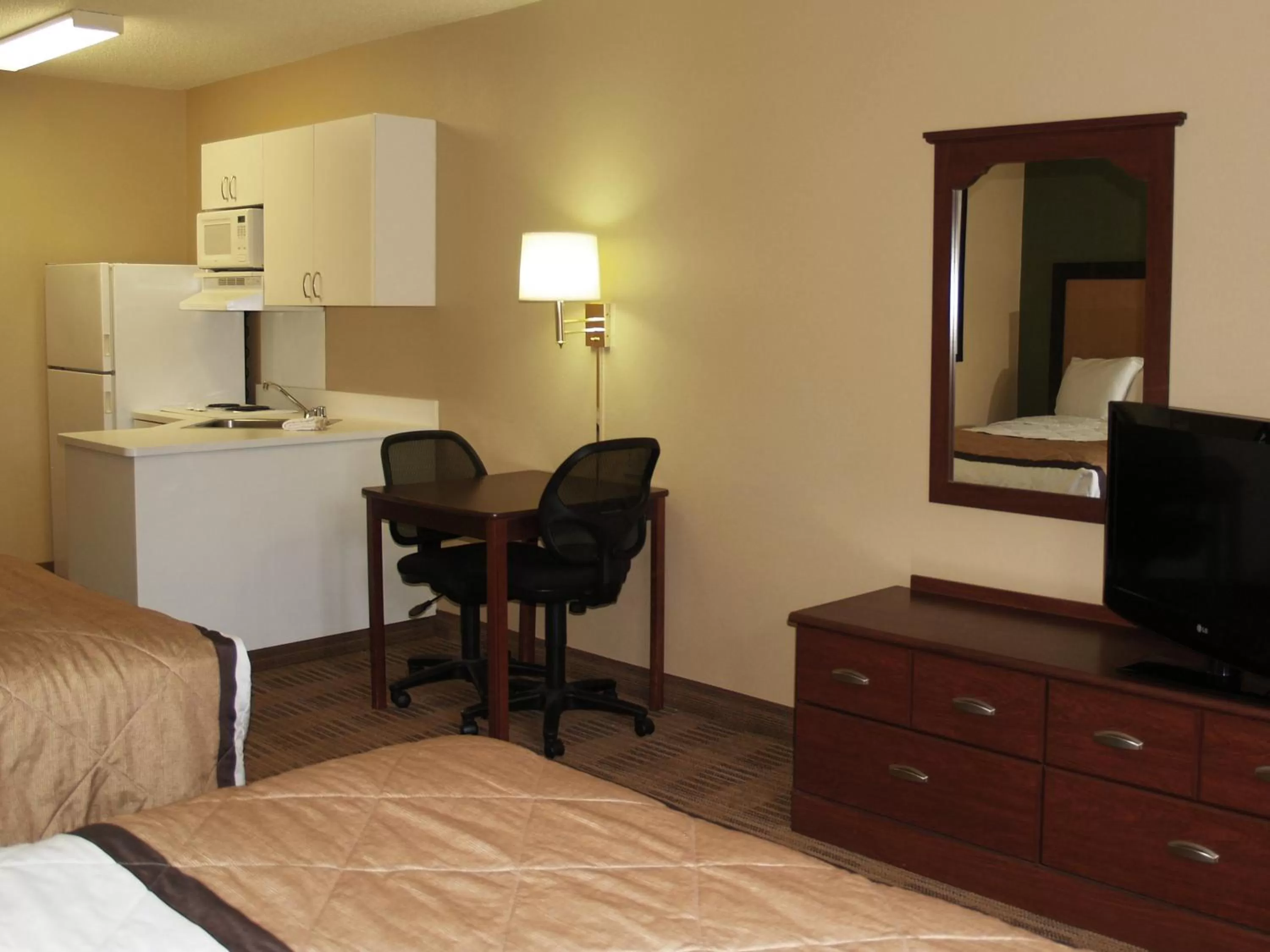 Bed in Extended Stay America Suites - Orange County - Lake Forest