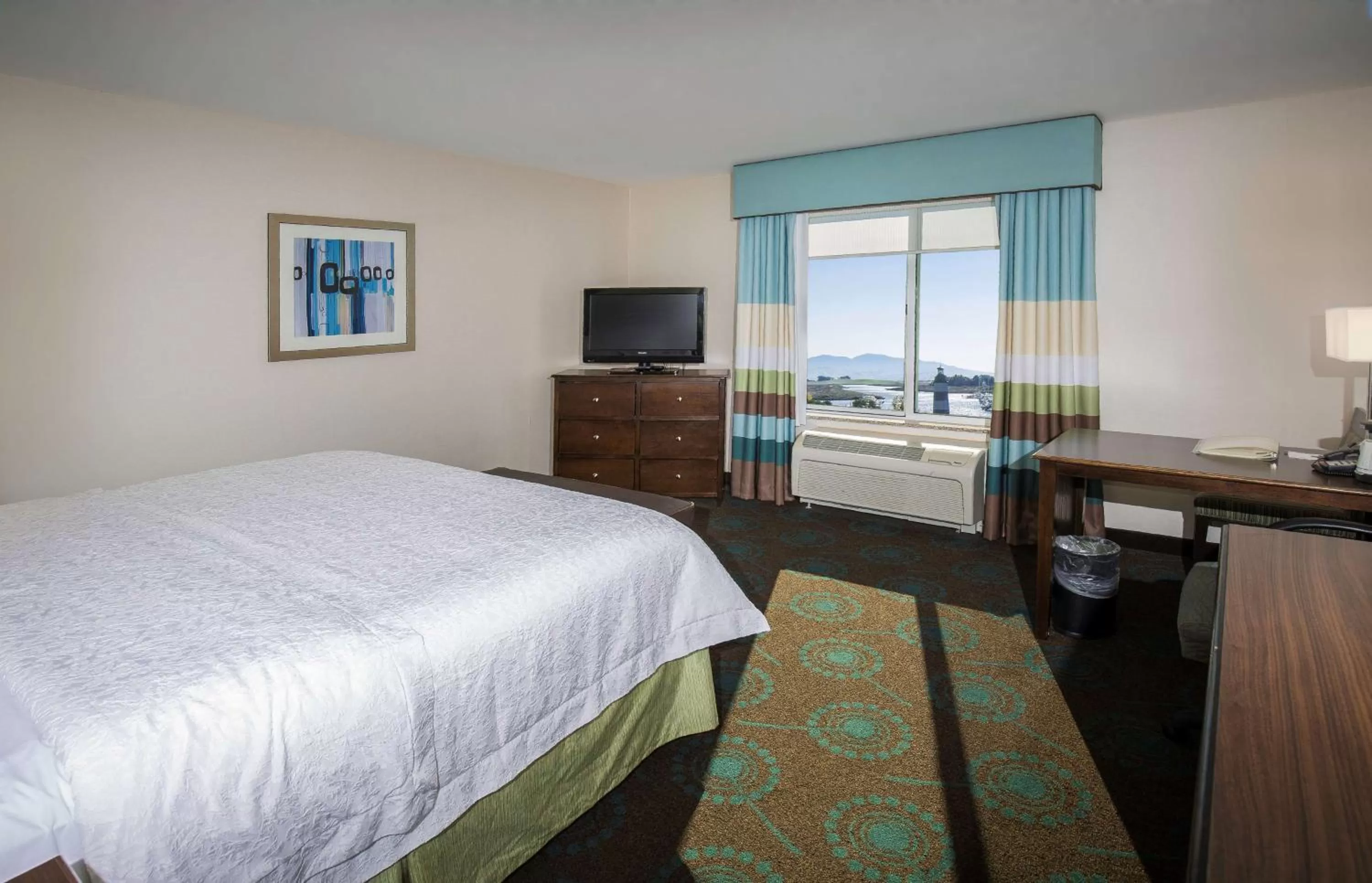 Bed in Hampton Inn & Suites Suisun City Waterfront