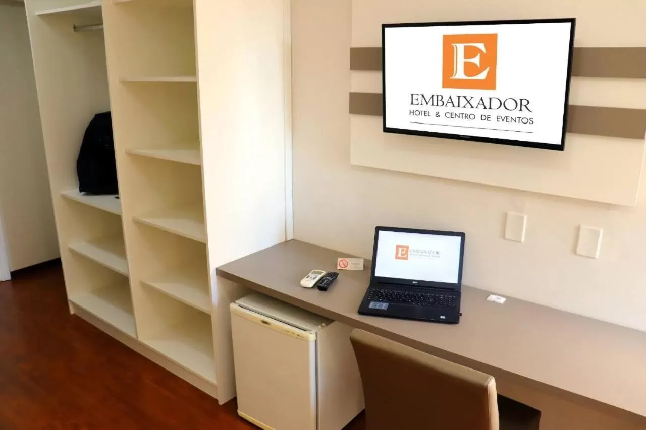 Communal lounge/ TV room in Embaixador Hotel & Centro de Eventos by Fast10