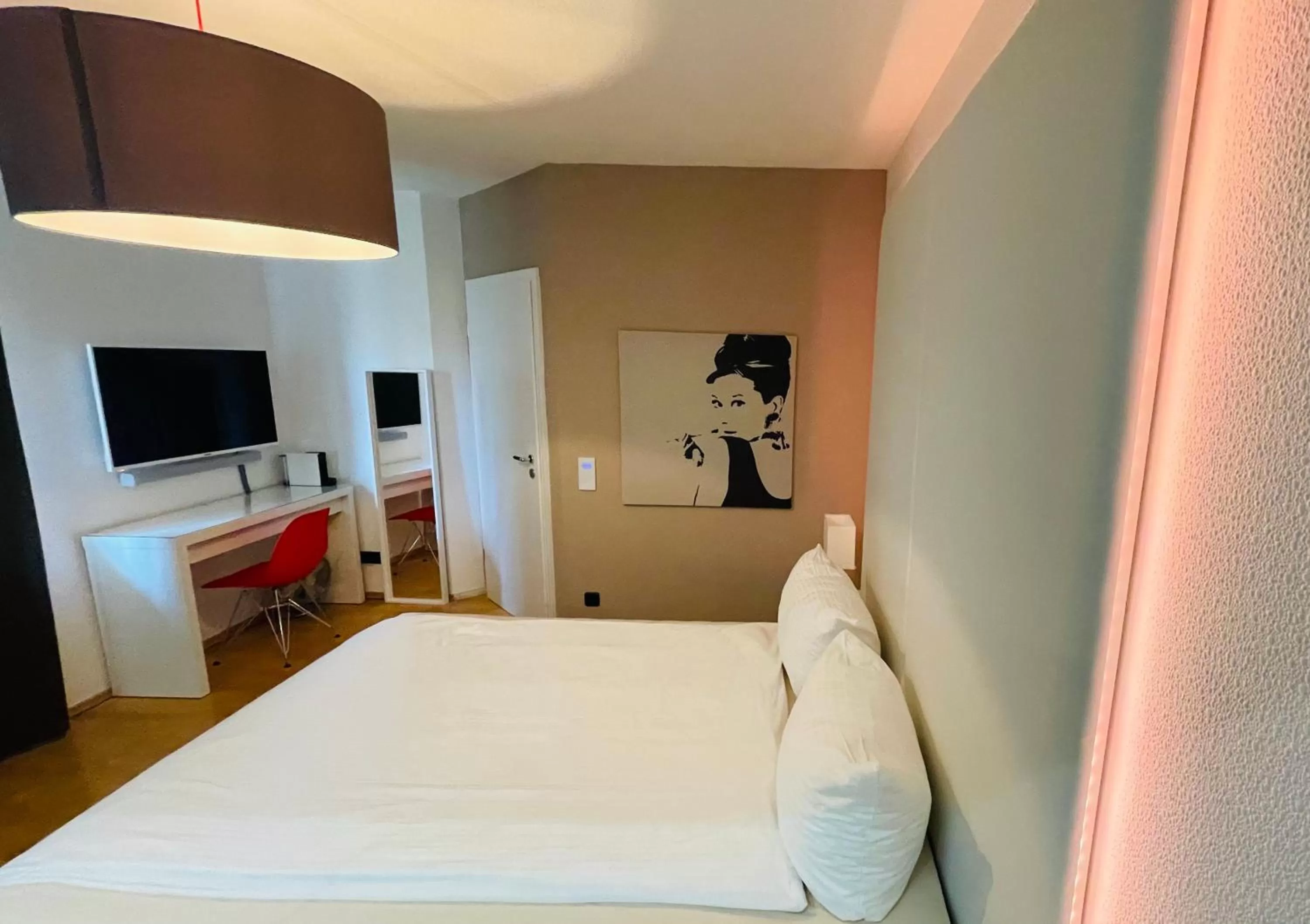 Bedroom, Bed in smart&beautiful Guesthouse