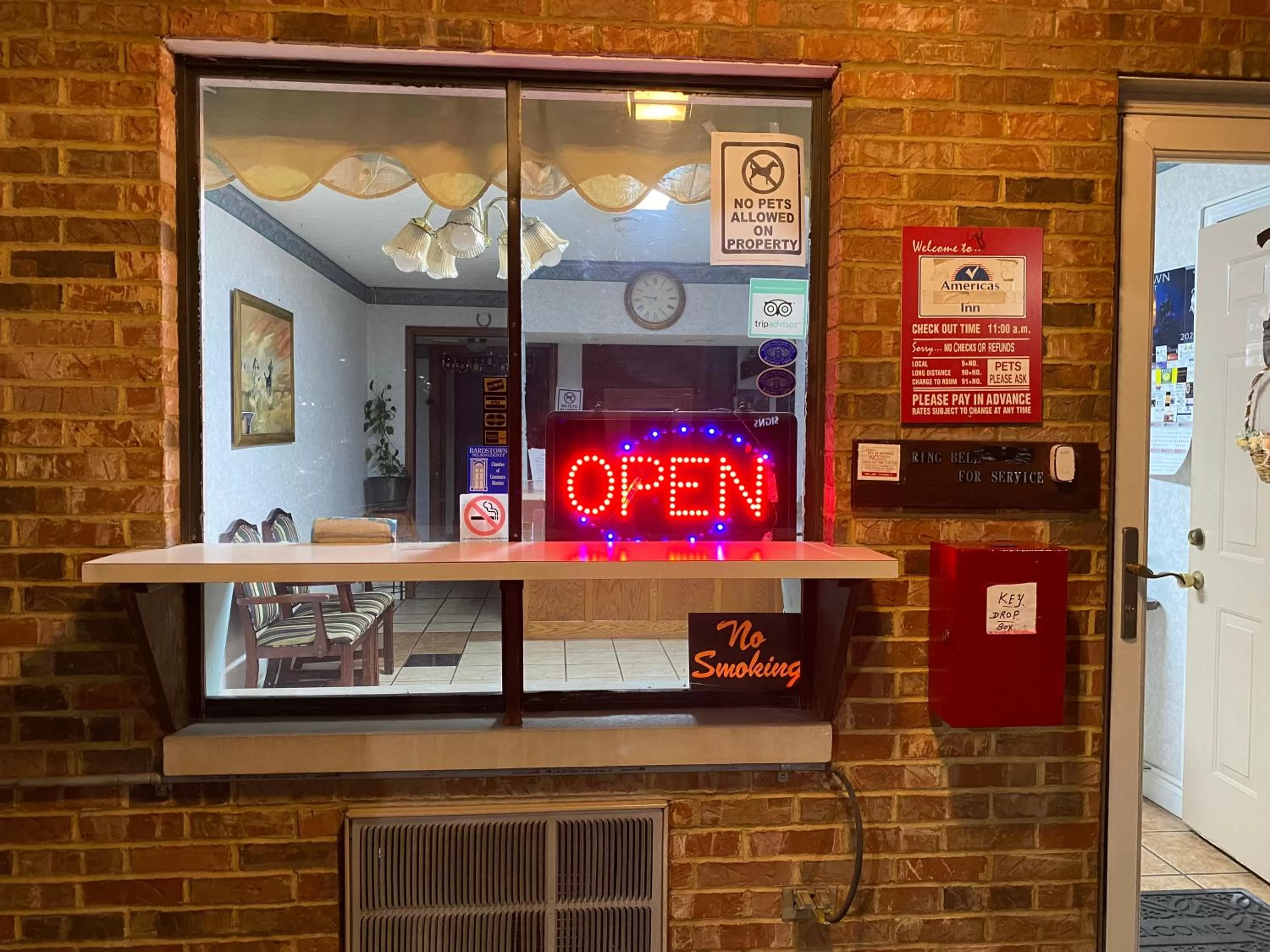 Property building in Americas Inn Bardstown