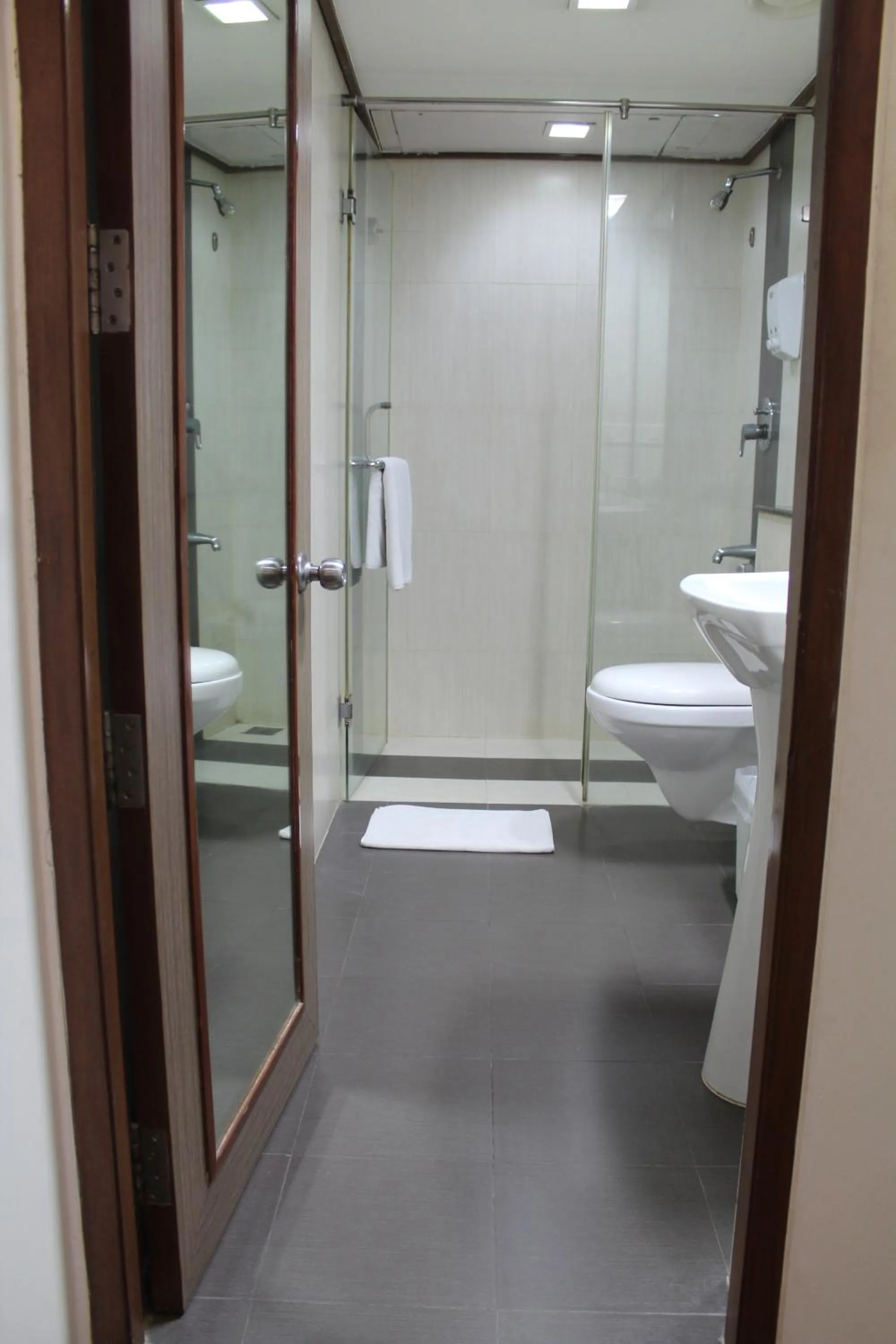 Bathroom in The Lotus Apartment Hotel, Venkatraman Street