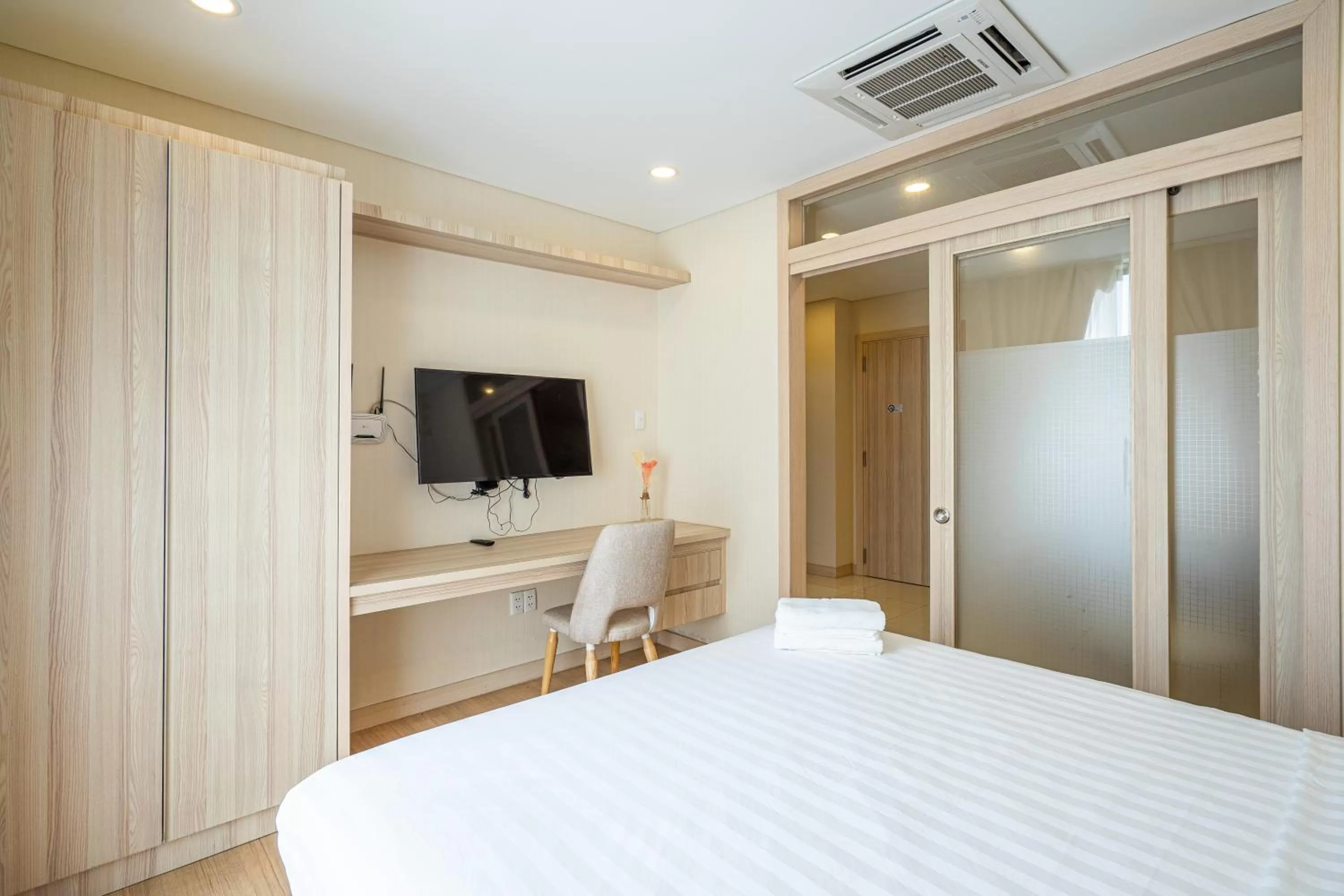 Bed in Luxy Park Hotel & Apartments - Notre Dame