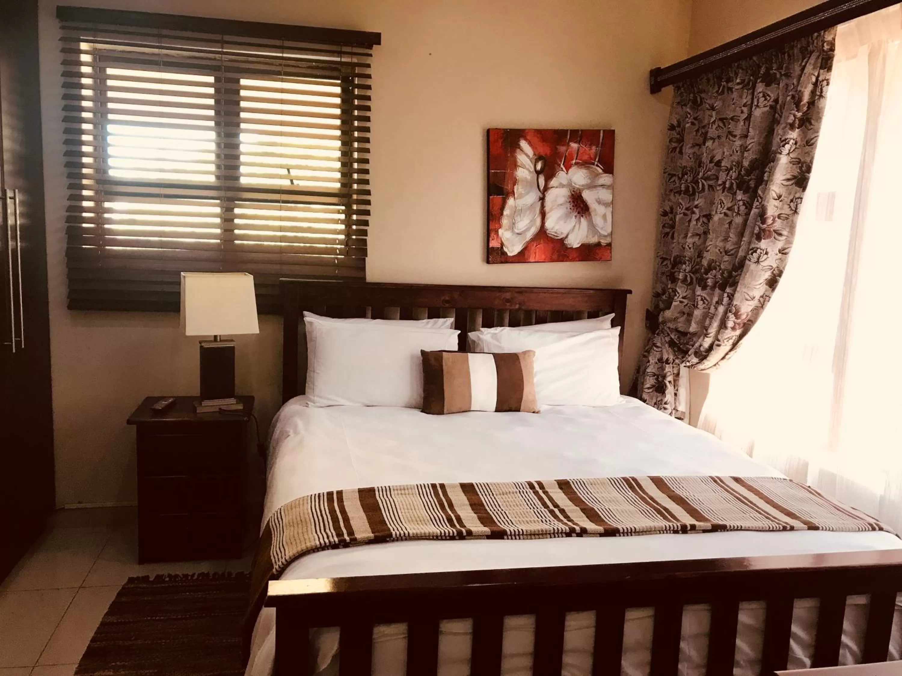 Bed in Jay and Bee Guesthouse