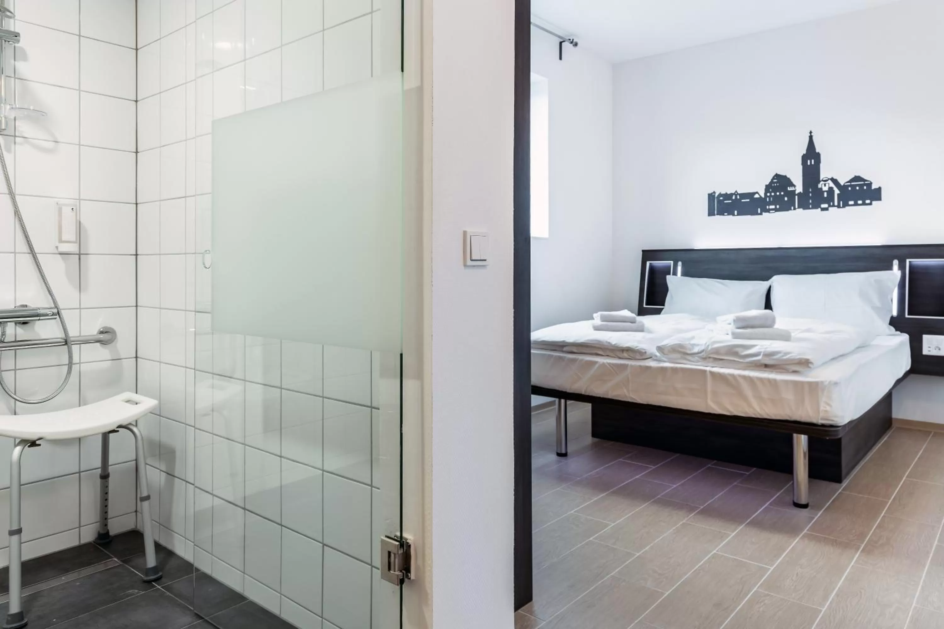 Bathroom, Bed in Augustus Hotel Bernkastel - Comfortable Budget Hotel