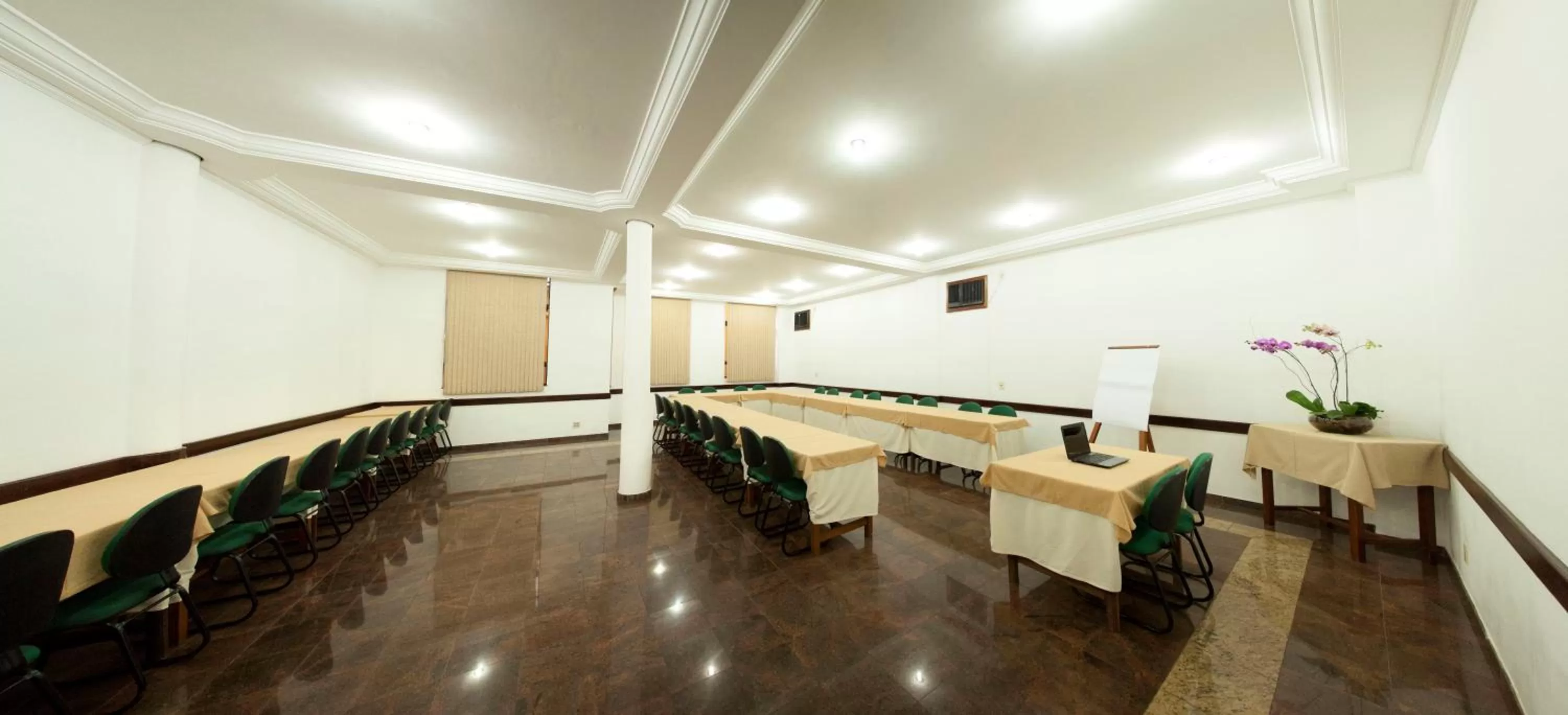 Meeting/conference room in Indaiá Hotel Residence