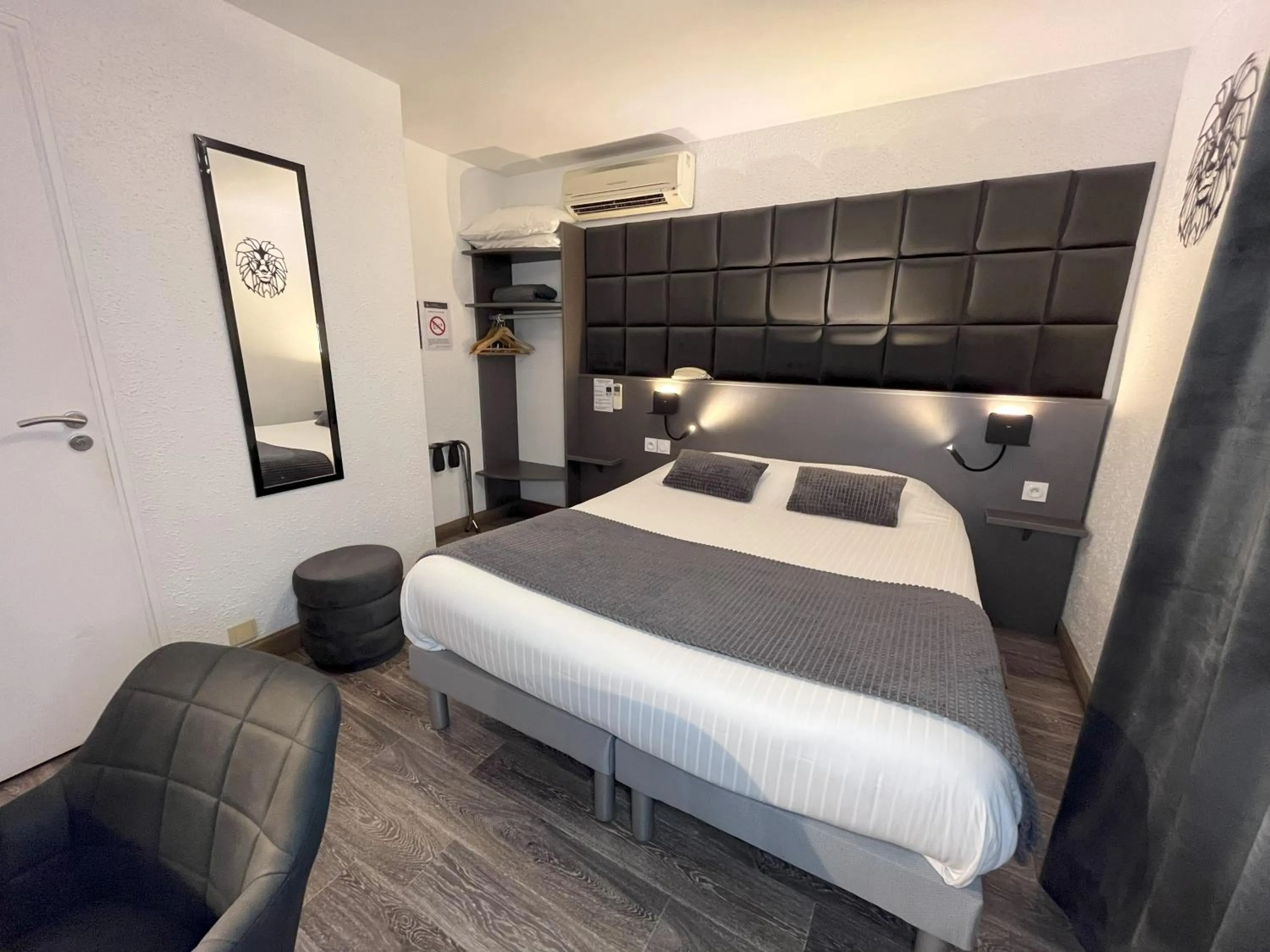 Facility for disabled guests, Bed in Cit'Hotel Le Cheval Blanc, Cognac Centre