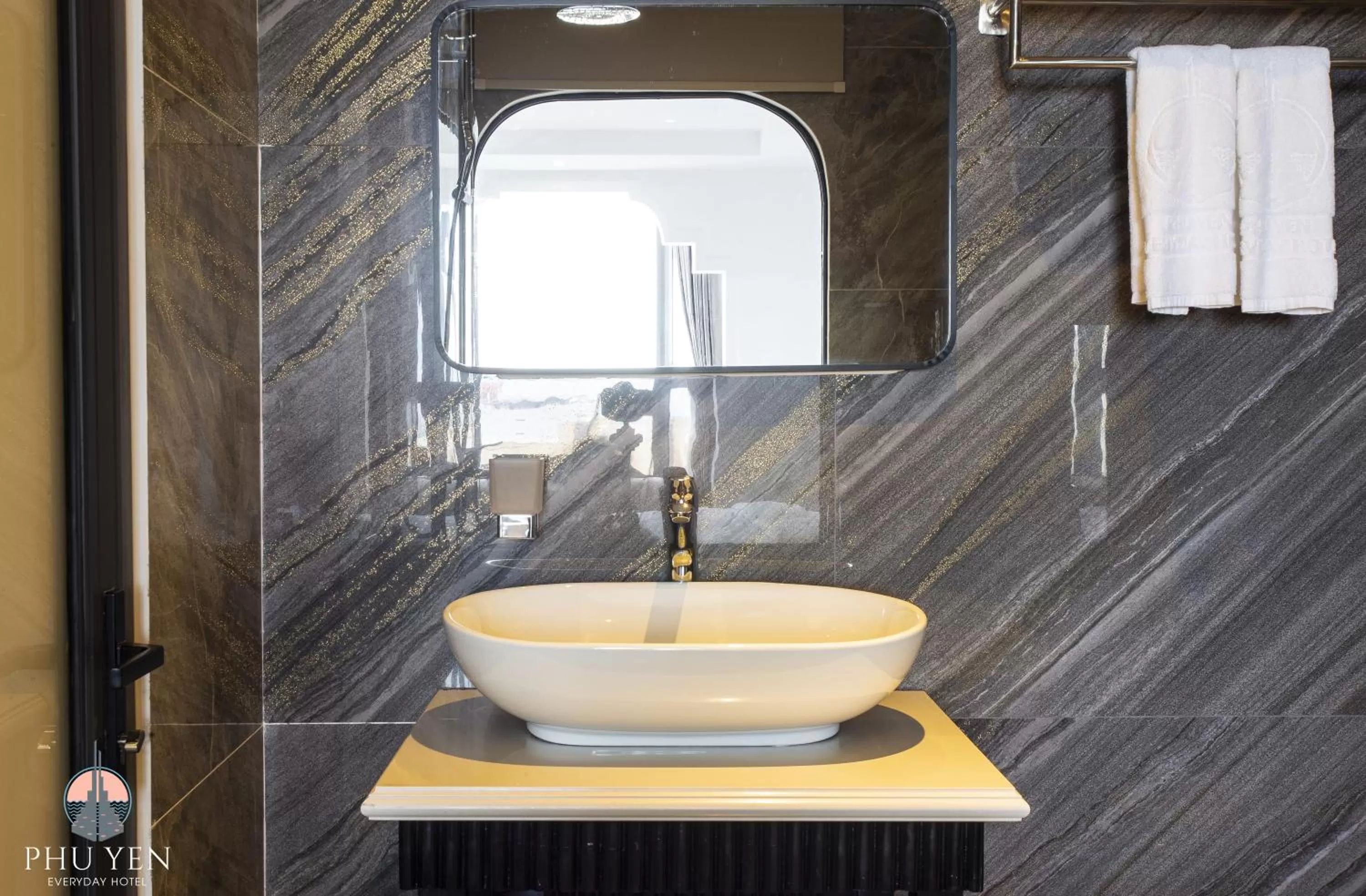 Shower in PHÚ YÊN EVERYDAY HOTEL