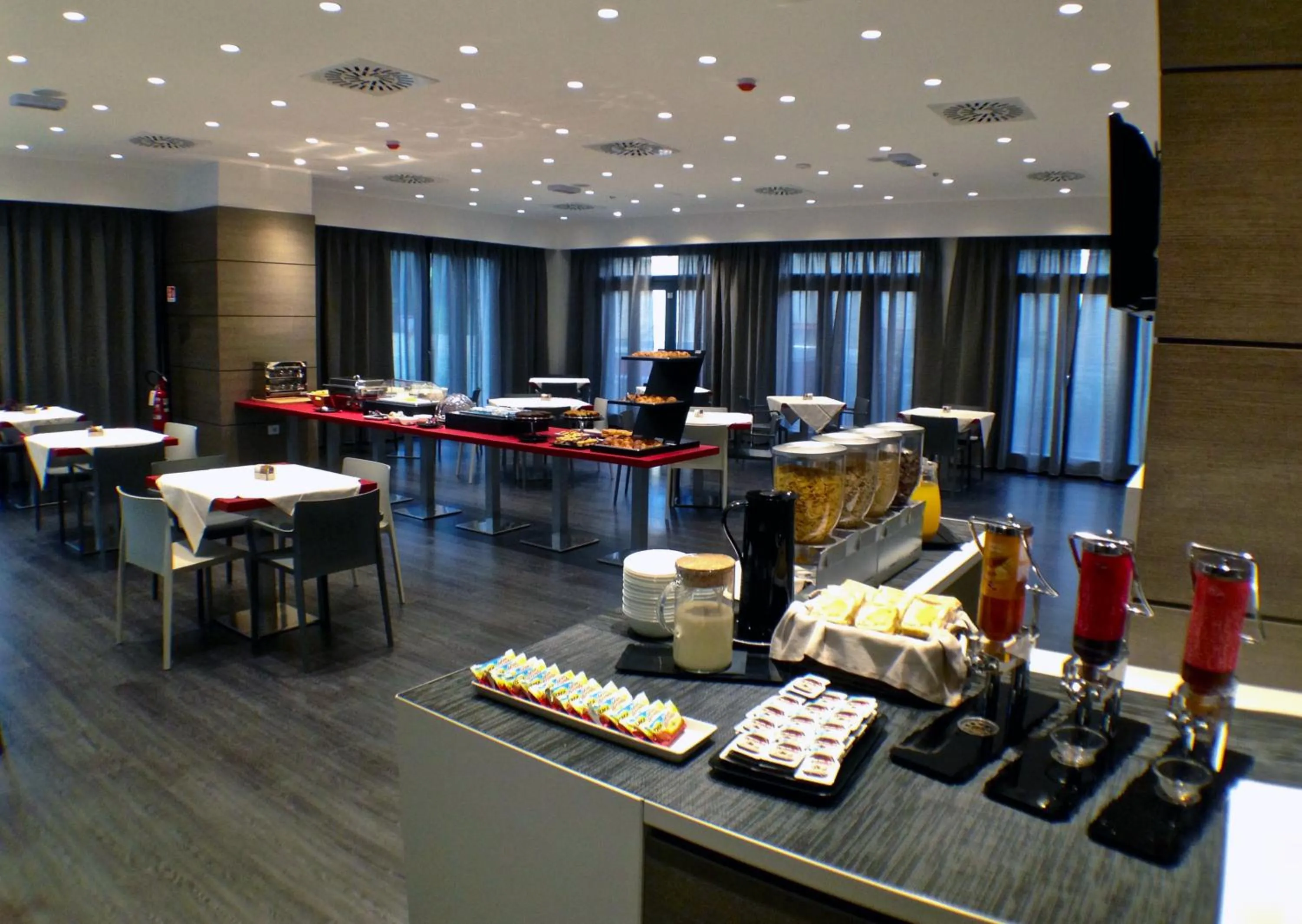 Restaurant/places to eat in Hotel Forum