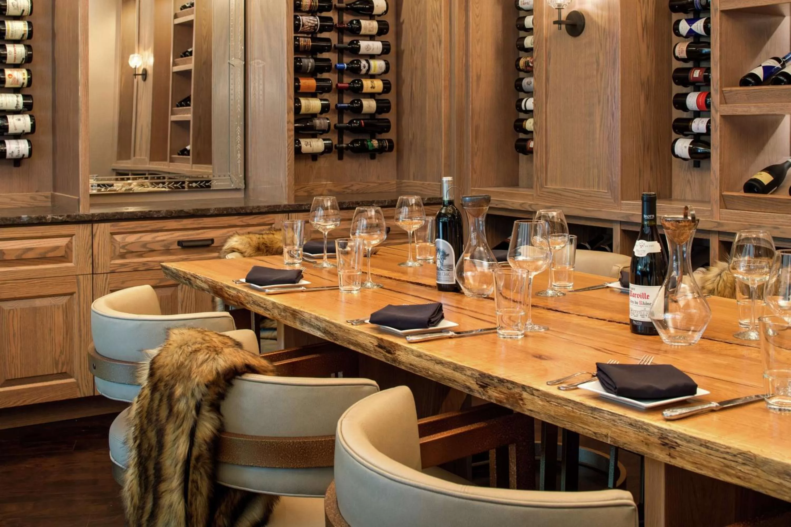 Dining area in DoubleTree by Hilton Missoula Edgewater