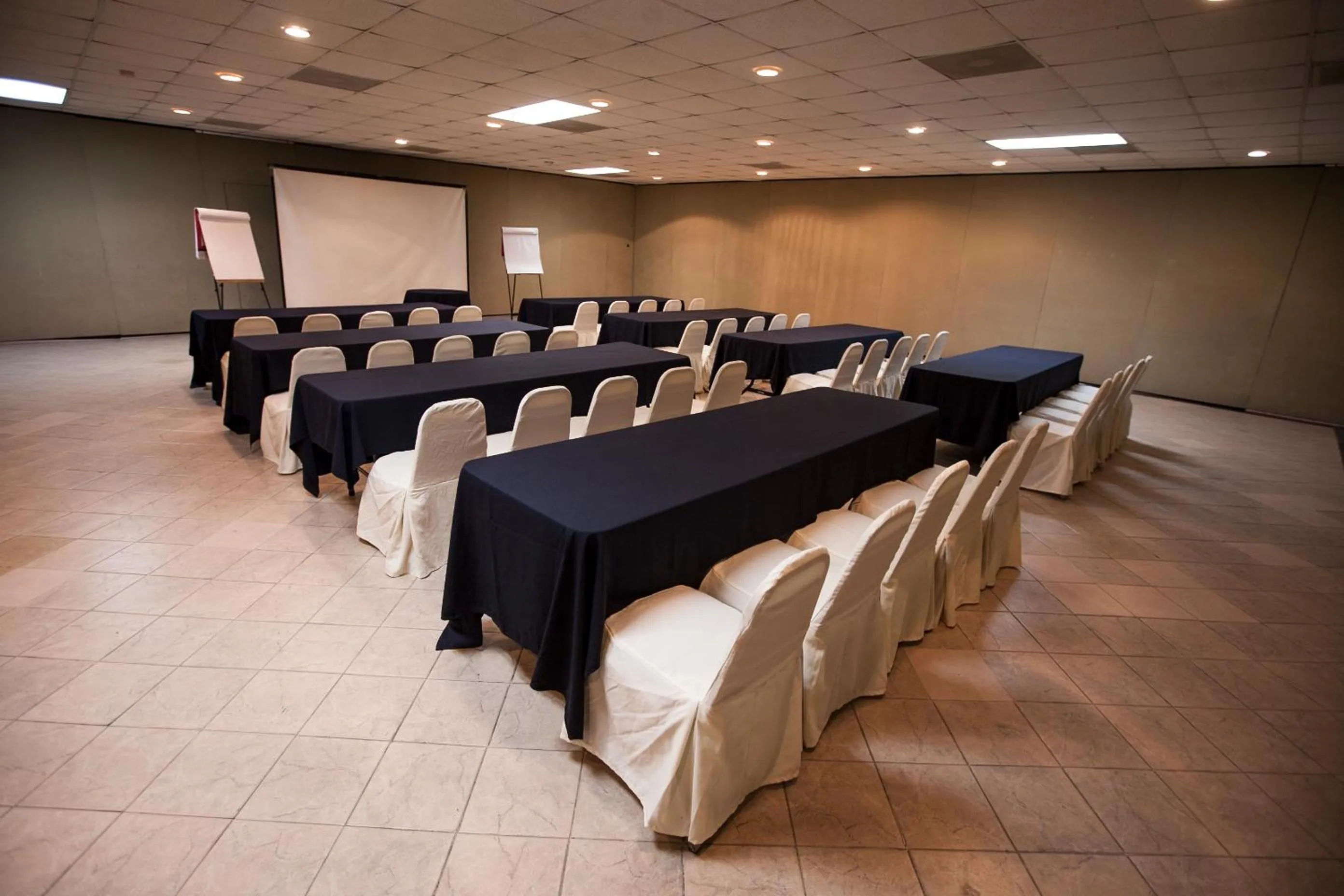 Meeting/conference room in Hotel El Camino Inn & Suites