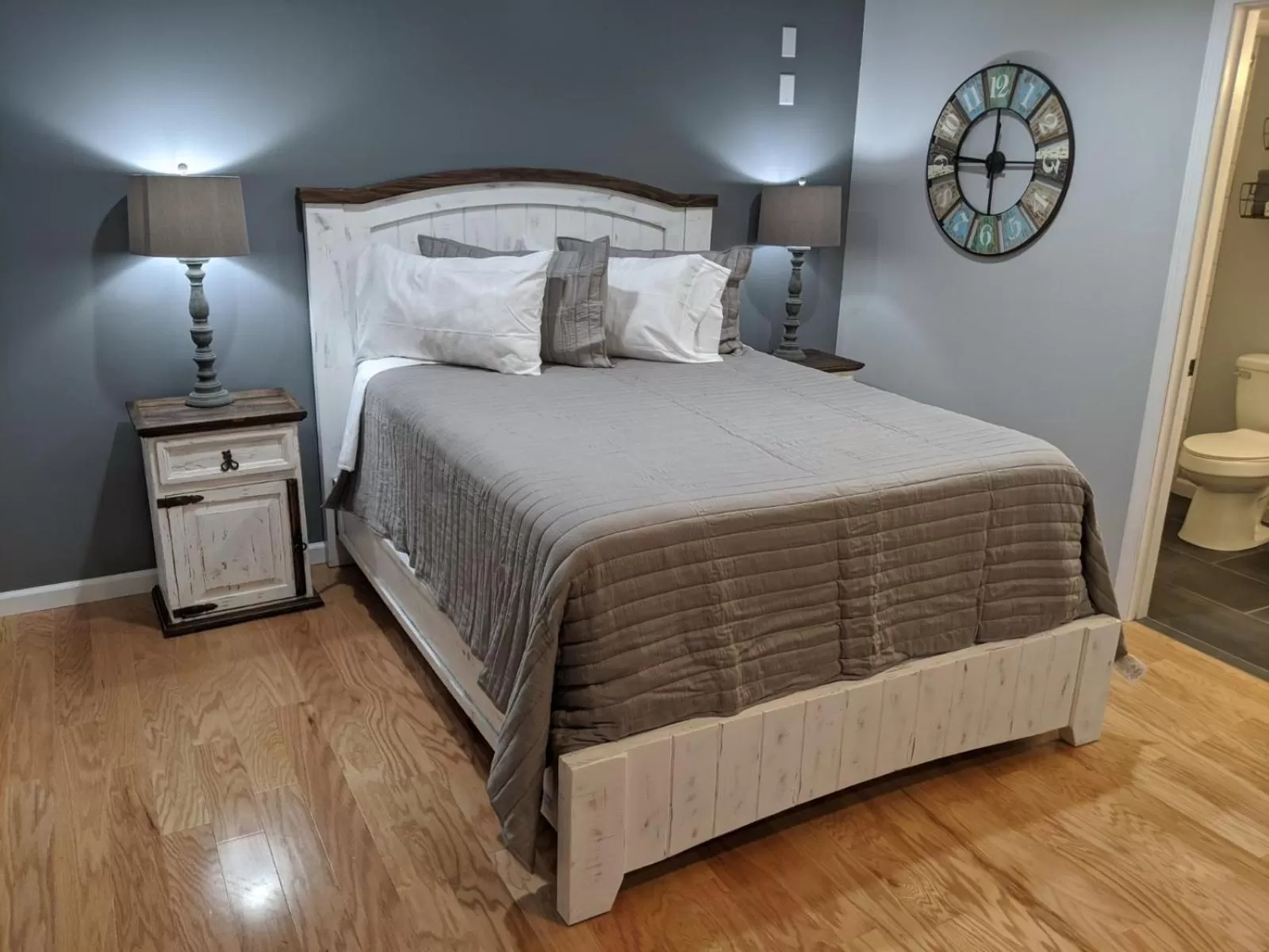 Bed in Heidi Motel - Helen