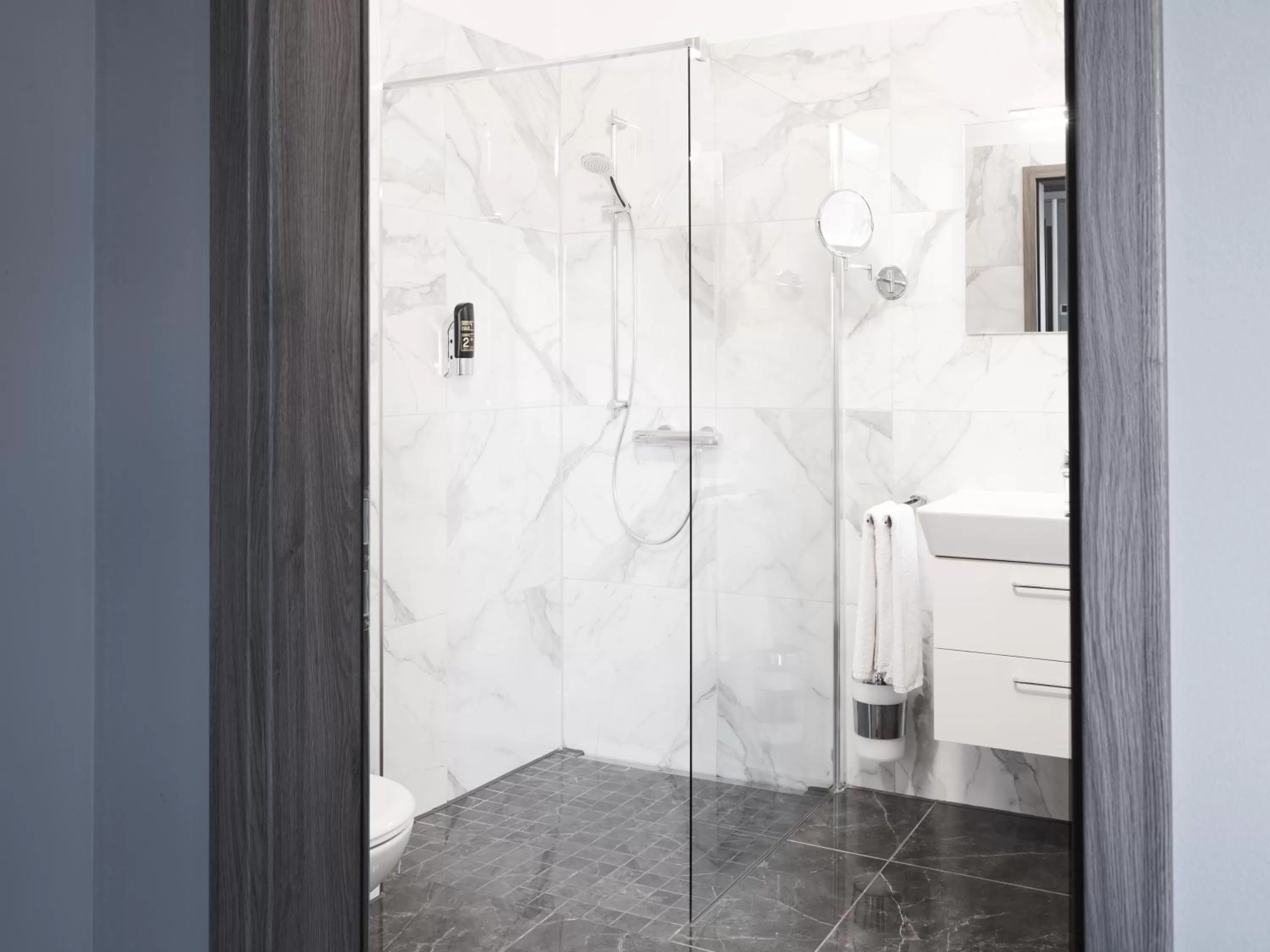 Shower in THE ROOMS - Hotel & House