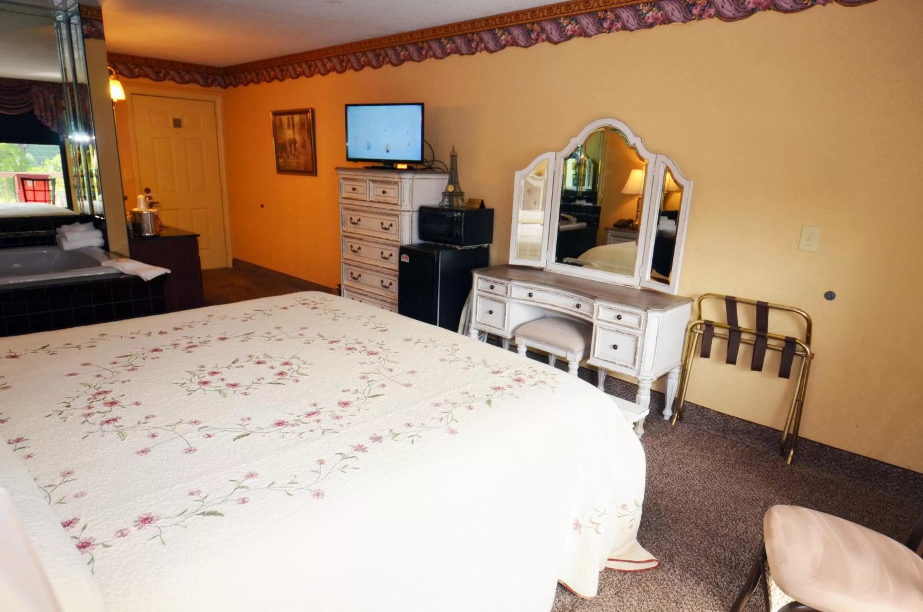 Photo of the whole room, TV/Entertainment Center in Rivergate Mountain Lodge