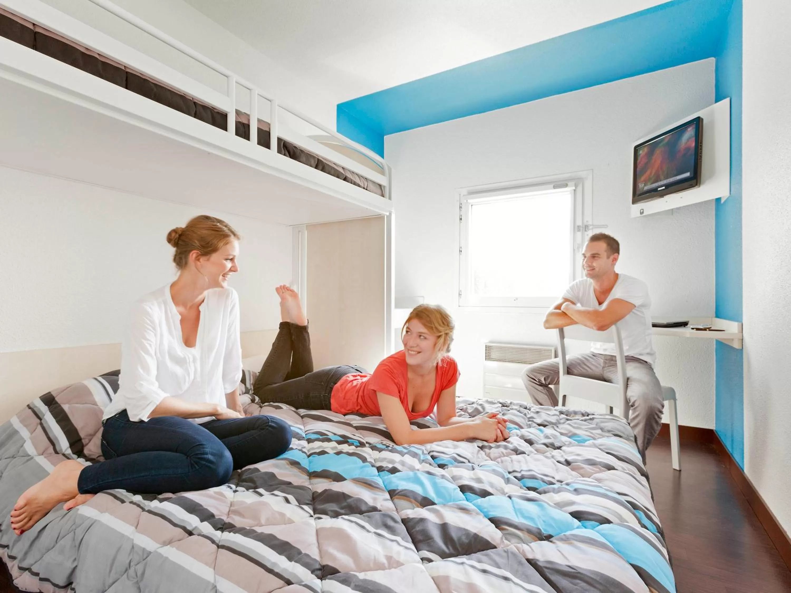 Photo of the whole room, Bed in Unisotel Sens Nord EX F1