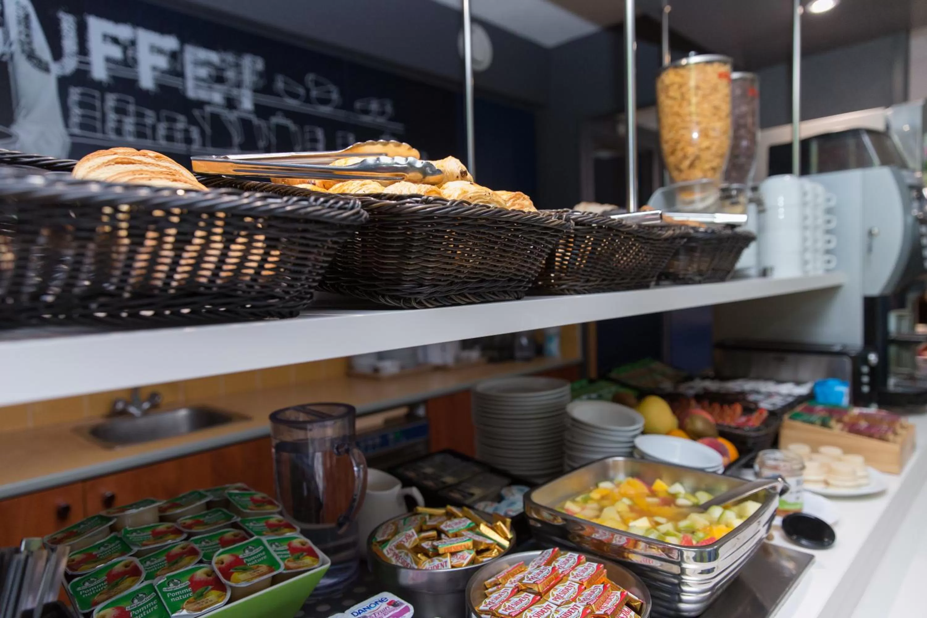 Lobby or reception in ibis budget Lyon Est Chaponnay