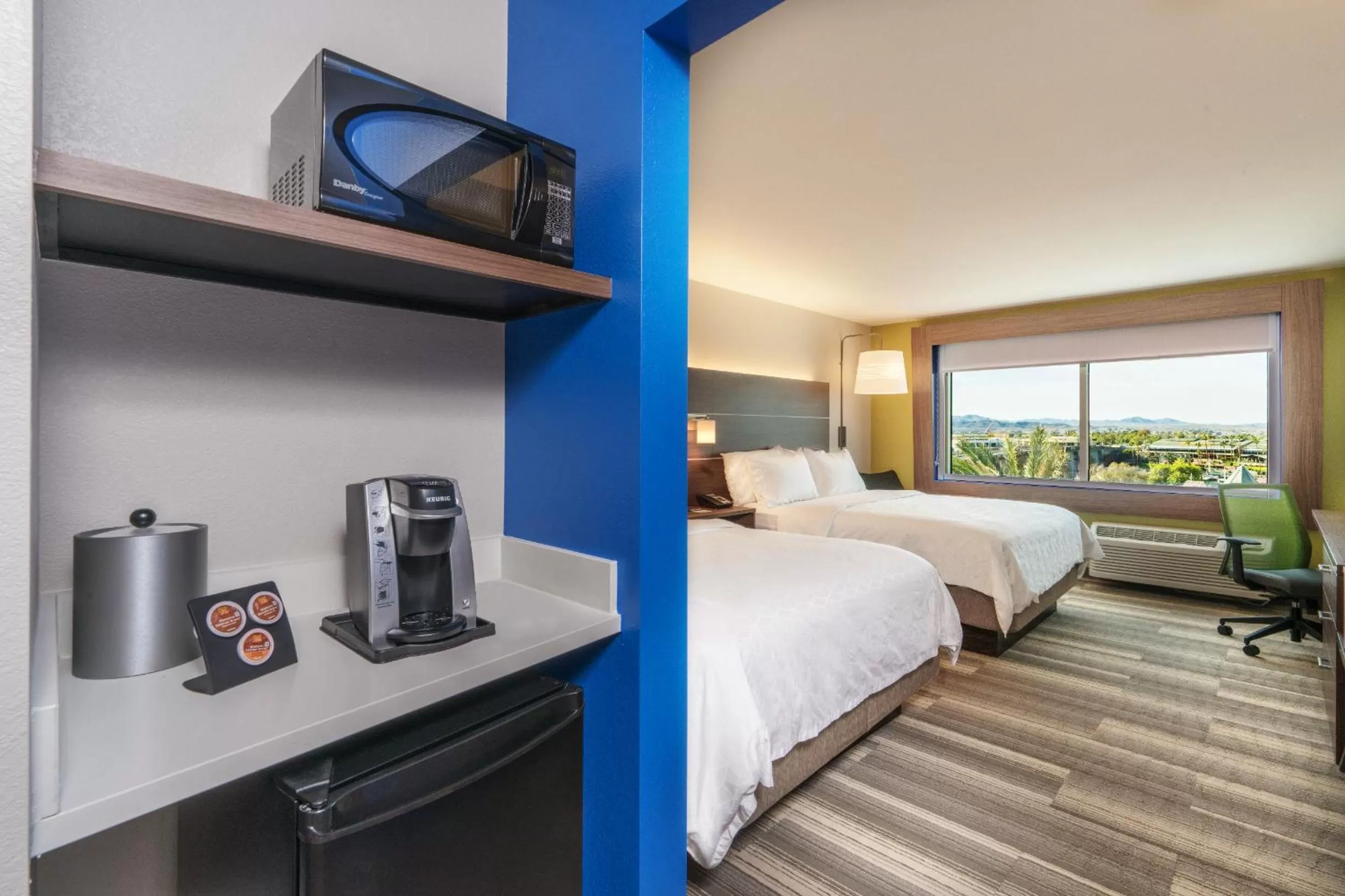 Coffee/tea facilities, Bed in Holiday Inn Express & Suites Lake Havasu - London Bridge by IHG