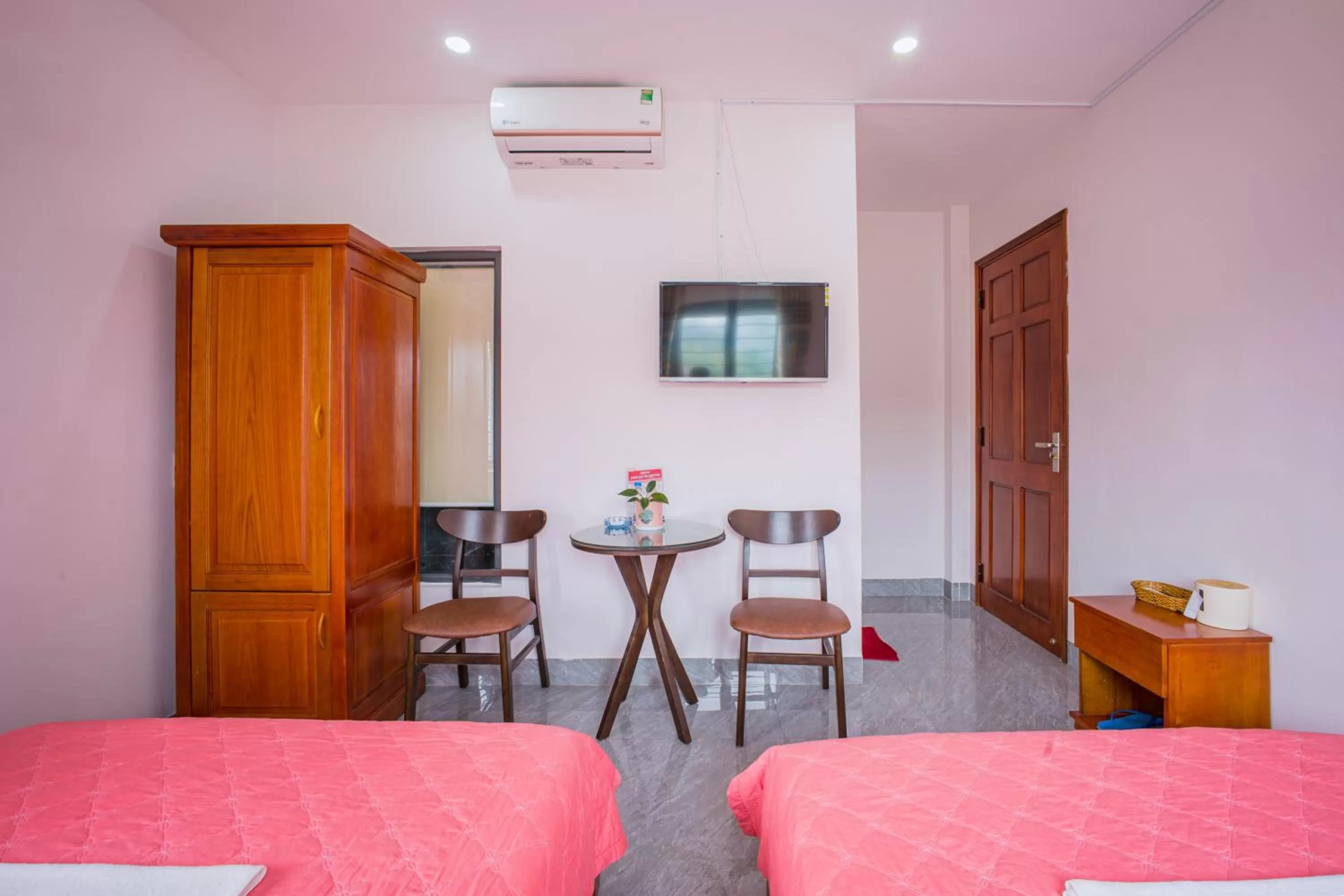 wardrobe, TV/Entertainment Center in Phú Xuân Hotel