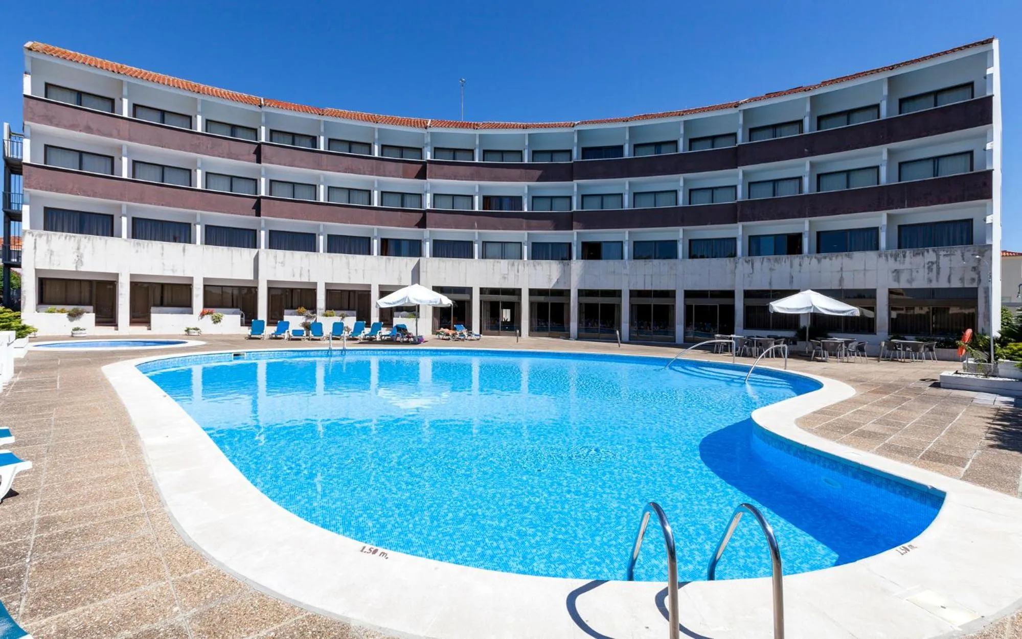 Swimming pool in Hotel Meia Lua