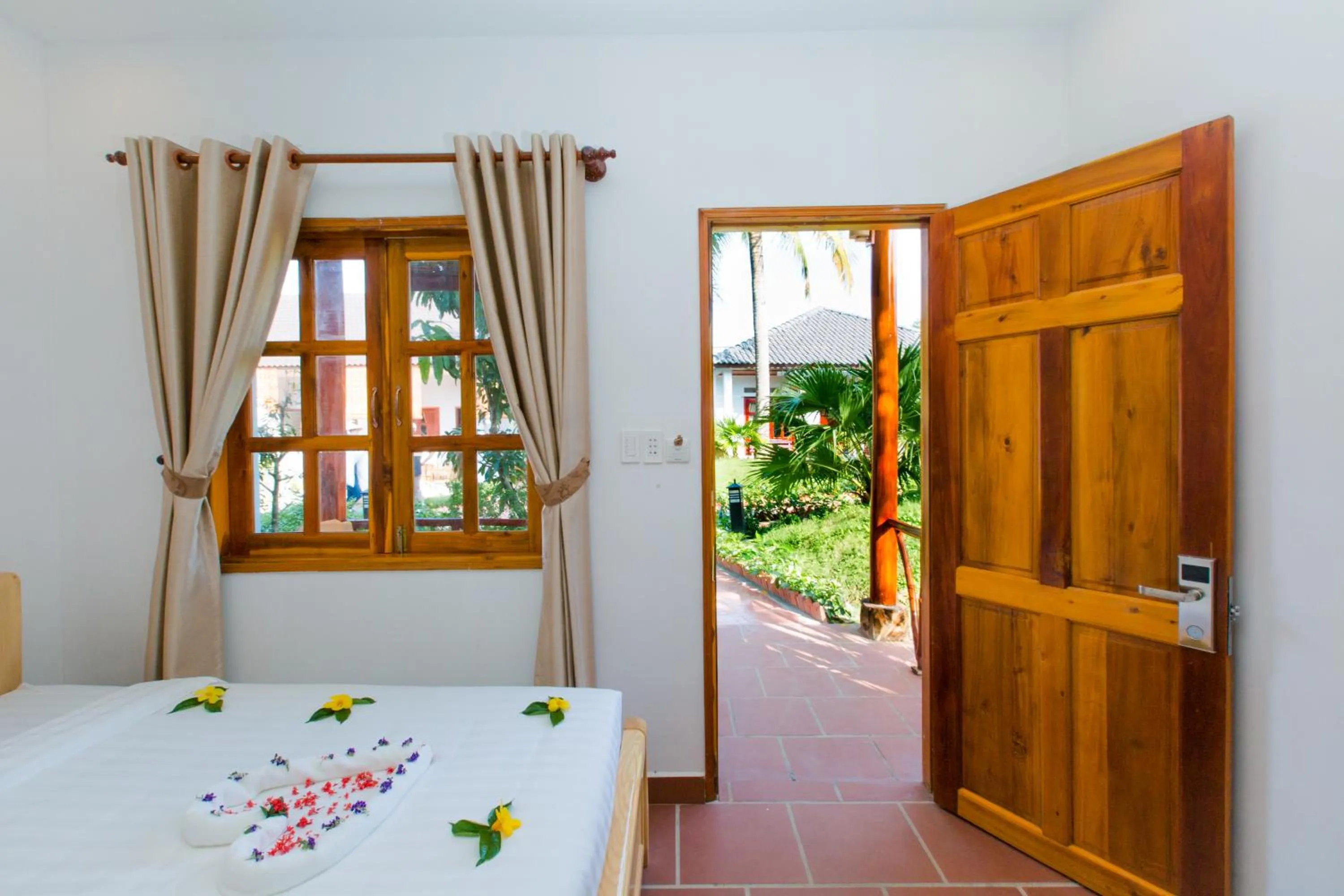 Garden view, Bed in Palm Hills Resort