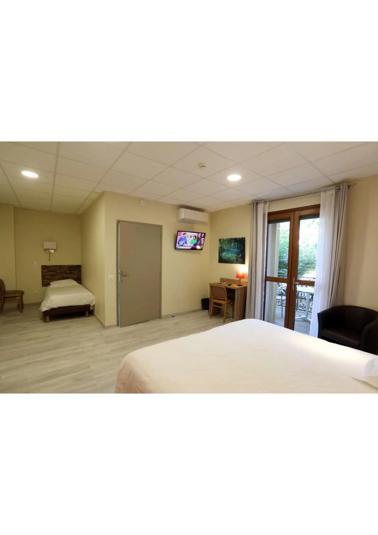 Bed in Hôtel Belleville