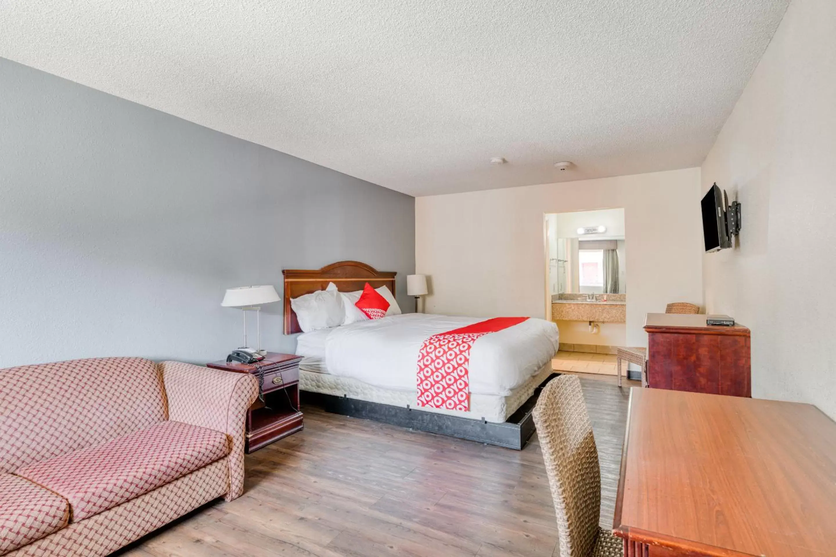 Premium King Bed in OYO Hotel Rosenberg TX I-69 Premium King Bed in OYO Hotel Rosenberg TX I-69