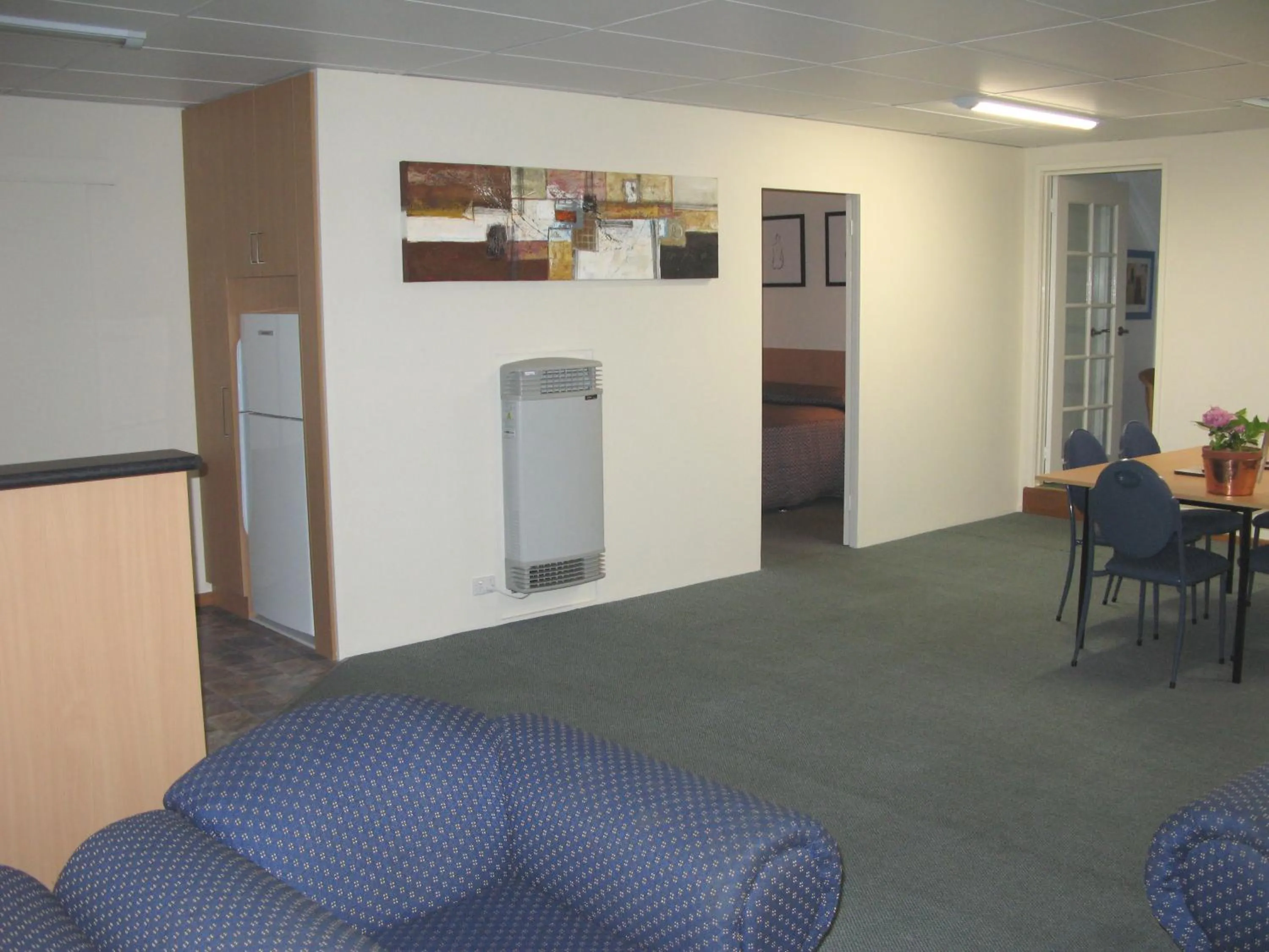 Photo of the whole room in Barclay Motor Inn