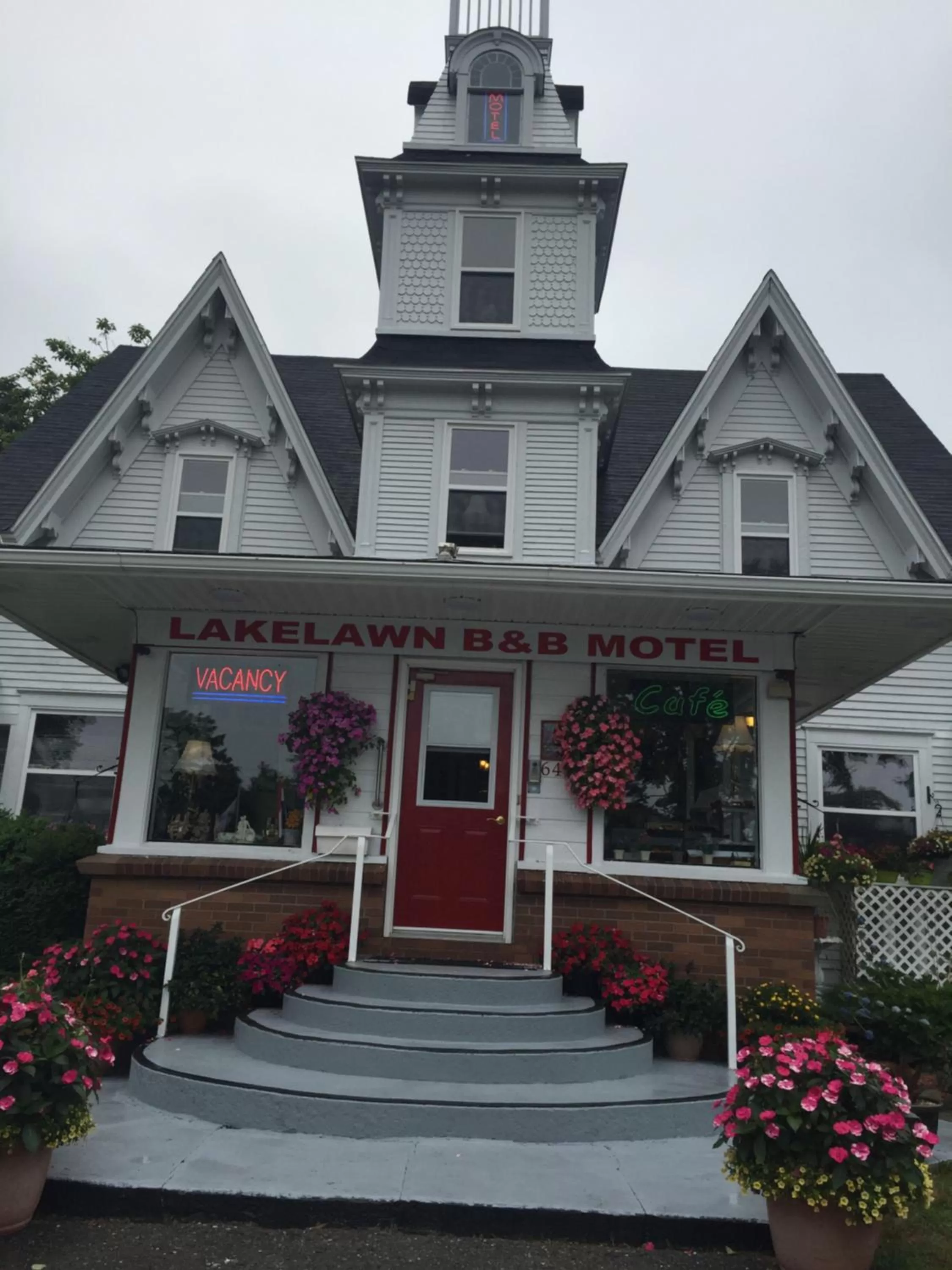 Property building in Lakelawn B&B and Motel