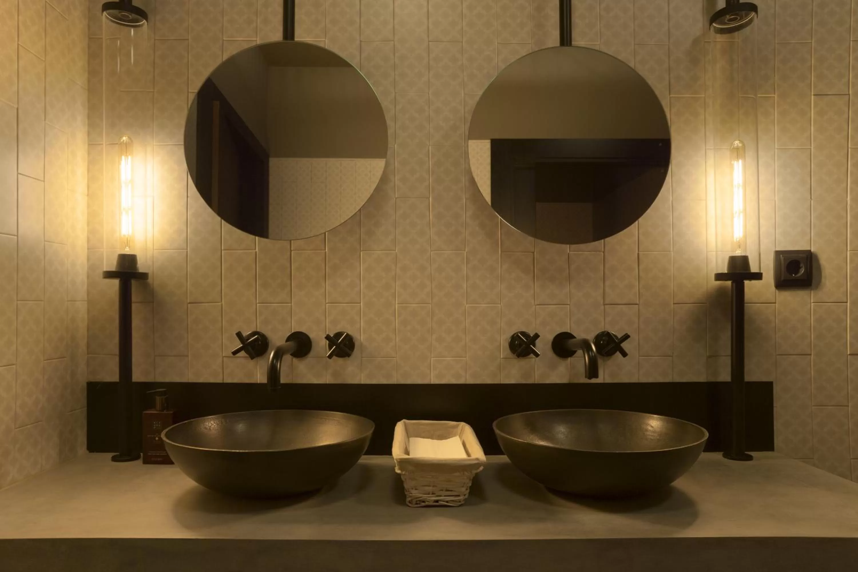 Lounge or bar in ICON Wipton