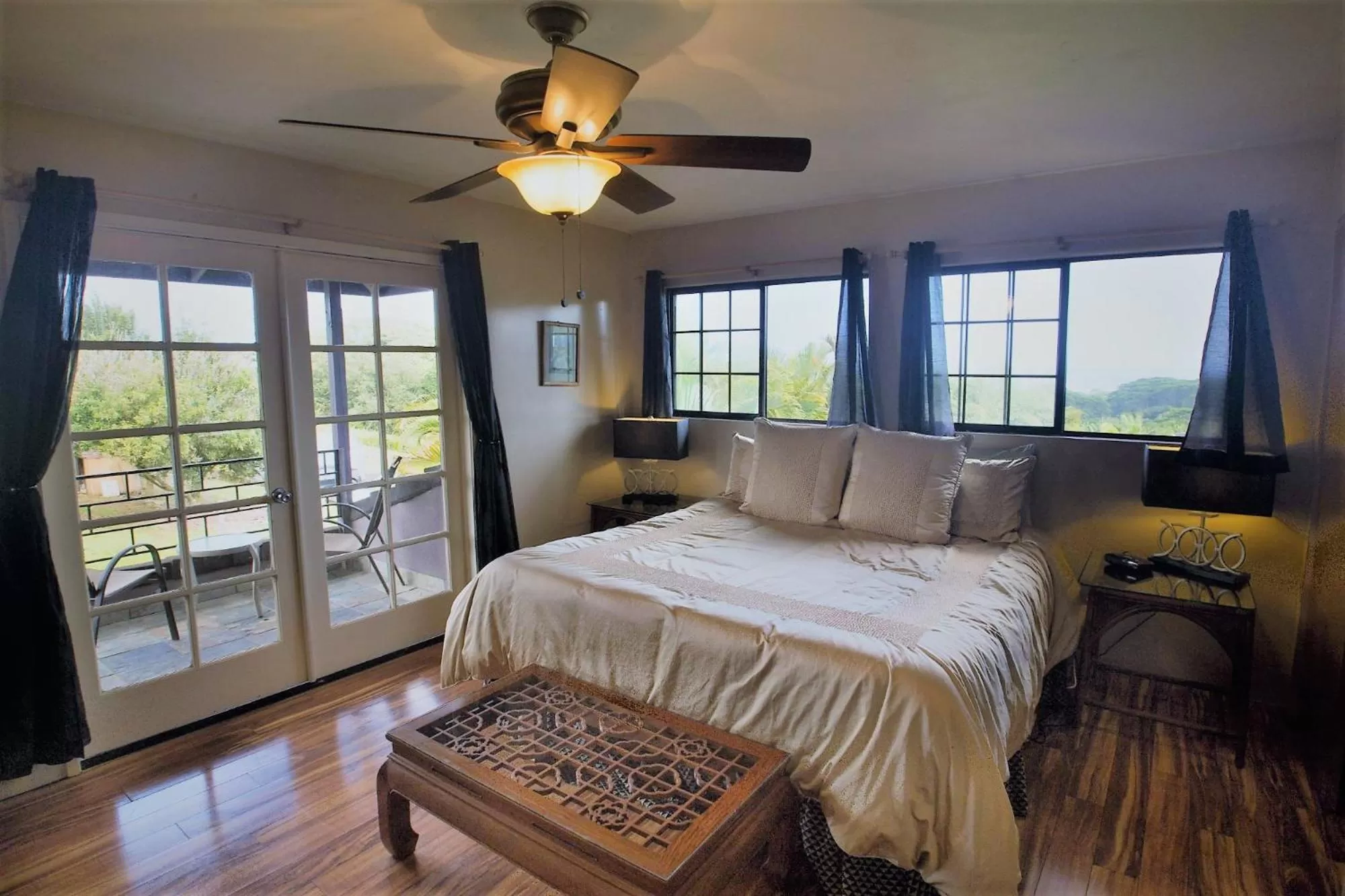 Bed in The Inn at Kulaniapia Falls