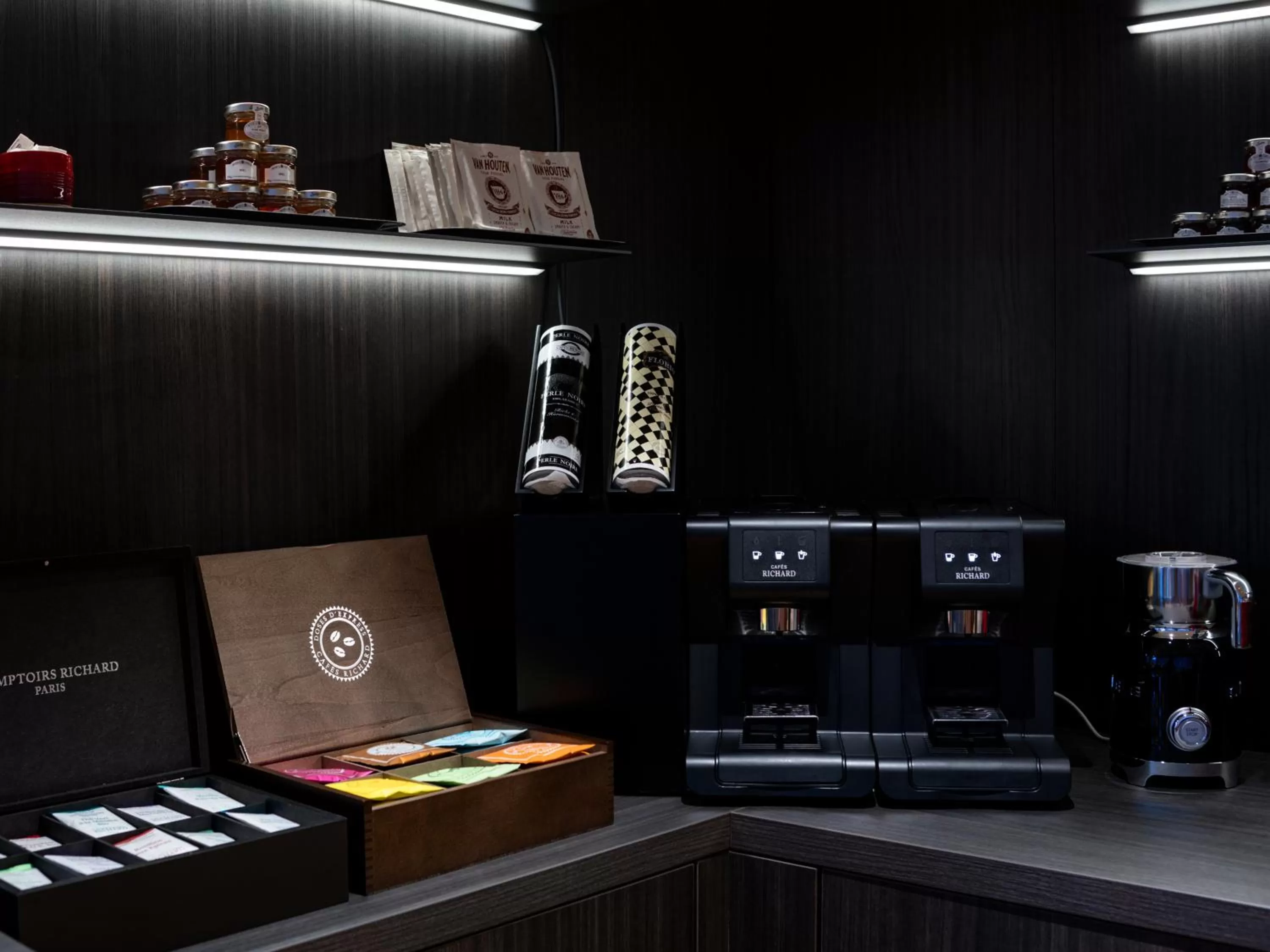 Breakfast in MOKA Hôtel centre-ville