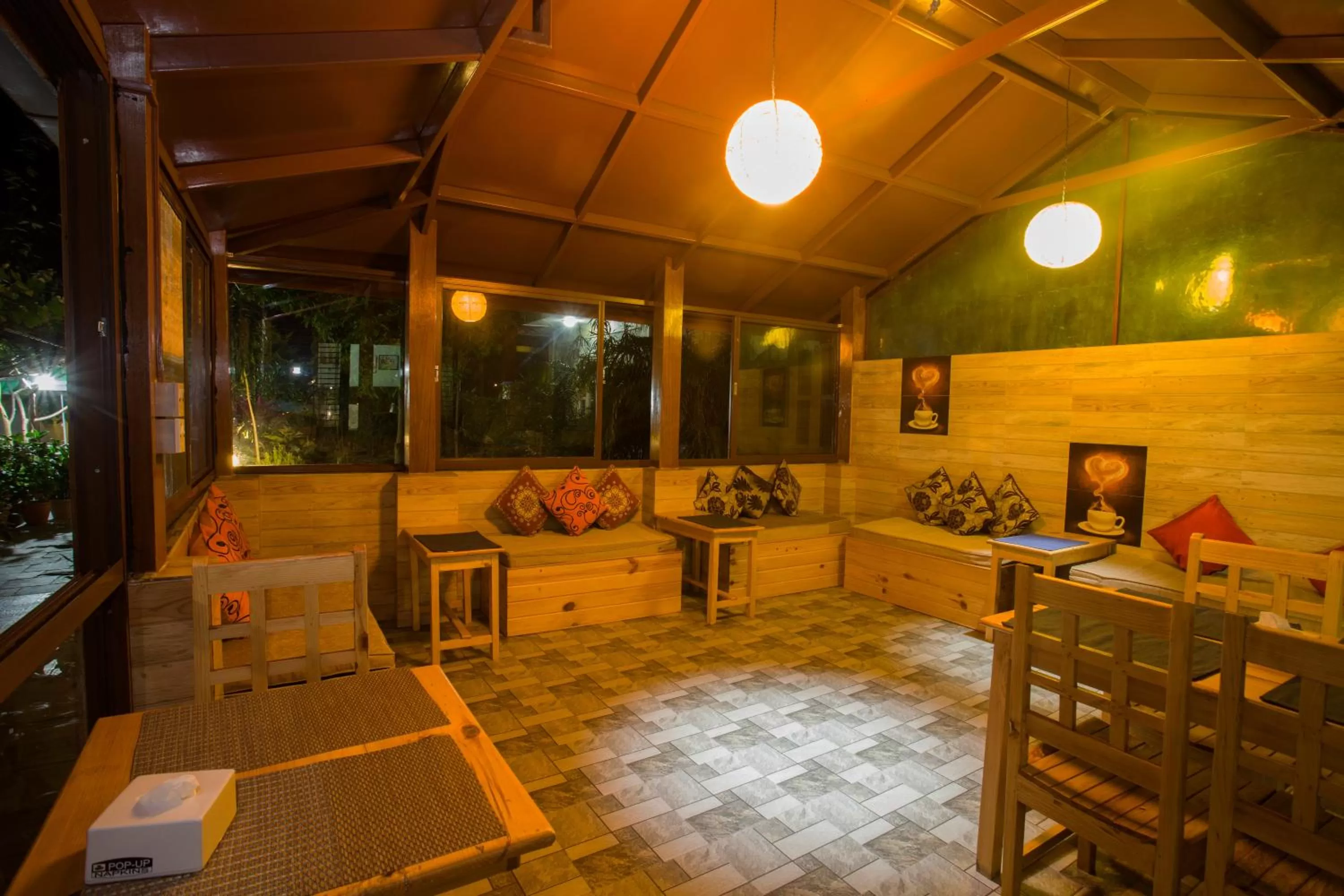 Restaurant/places to eat in The North Face Inn