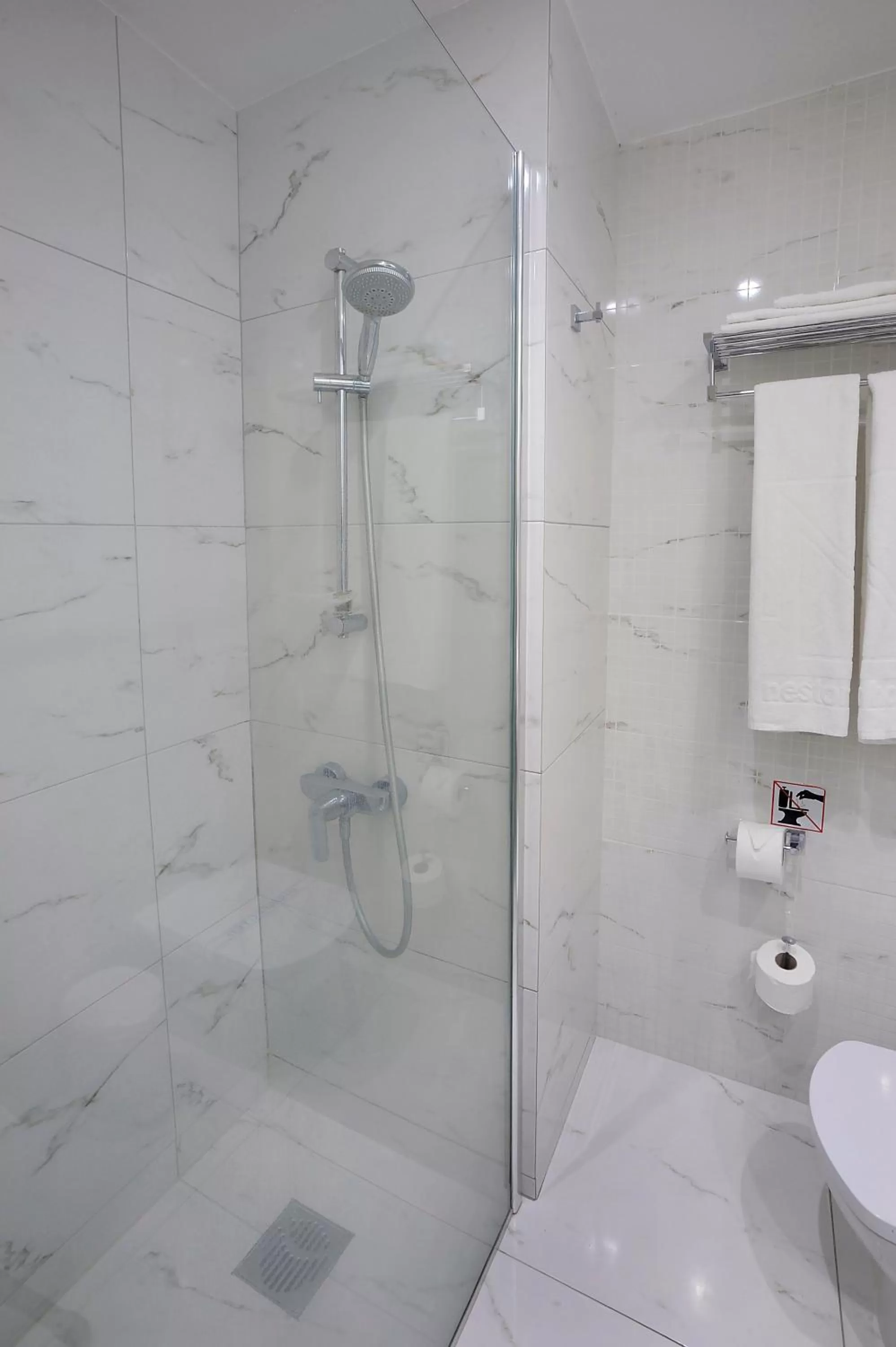 Shower in Nestor Hotel