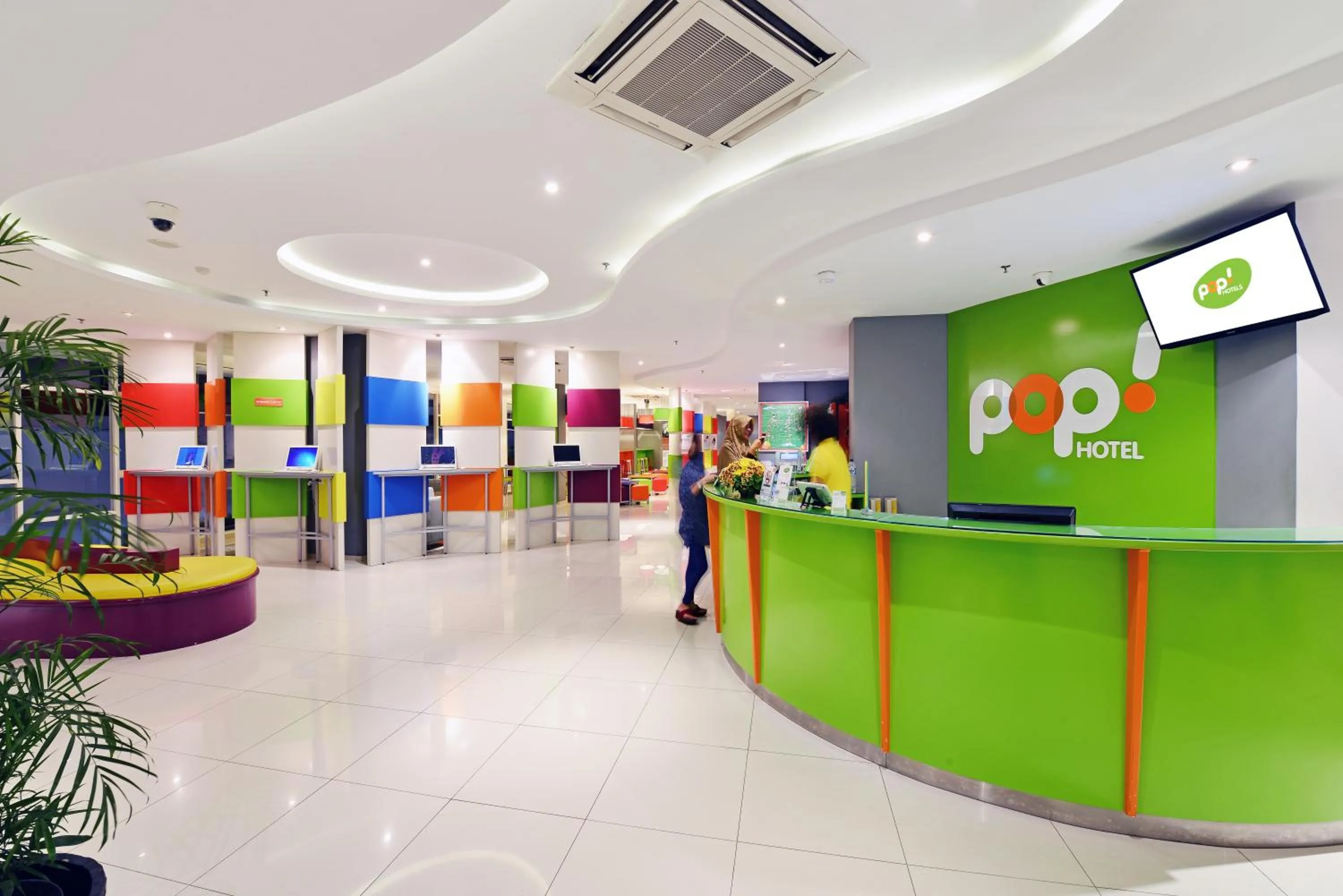 Lobby or reception in POP! Hotel Tanjung Karang