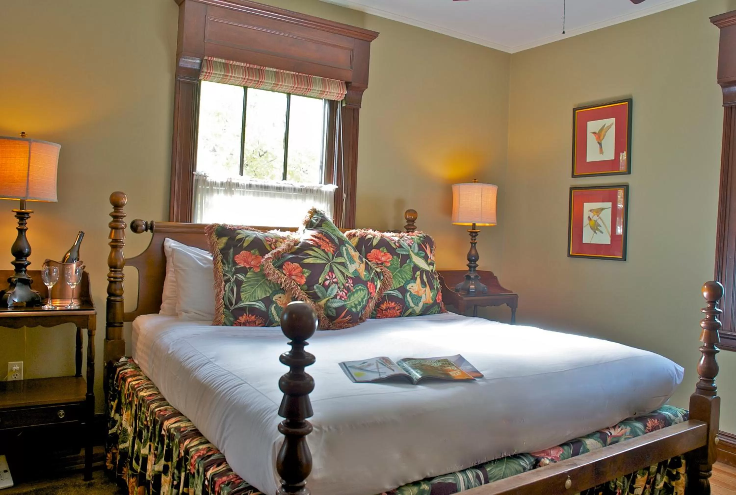Deluxe Double Room with Balcony - Stewart Room in Hilltop Inn