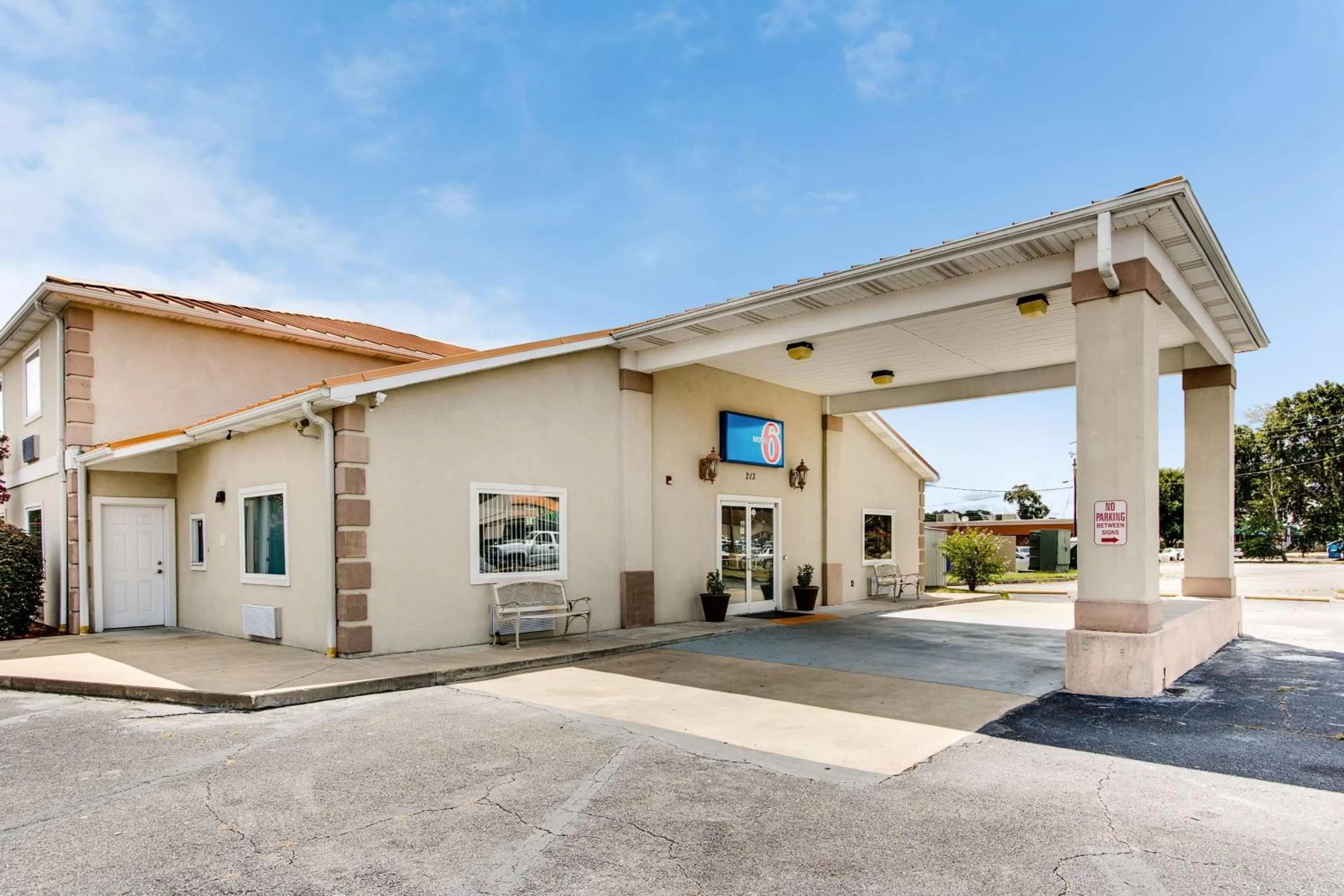 Property building in Motel 6-Hinesville, GA